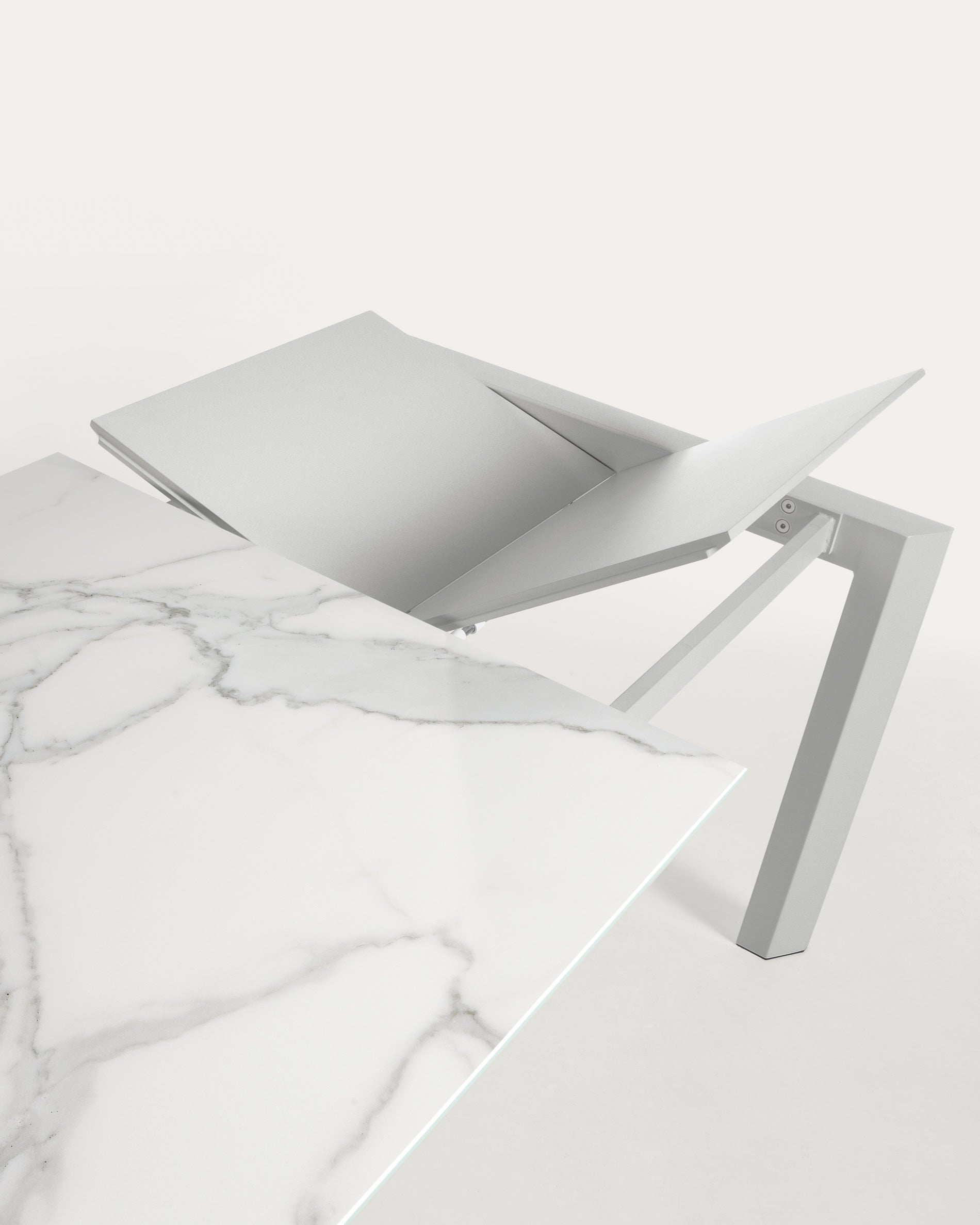 Eleganter Axis Ausziehtisch mit Feinsteinzeugplatte in Kalos Blanco und grauen Beinen, 120-180 cm, perfekt für modernes Wohnen.