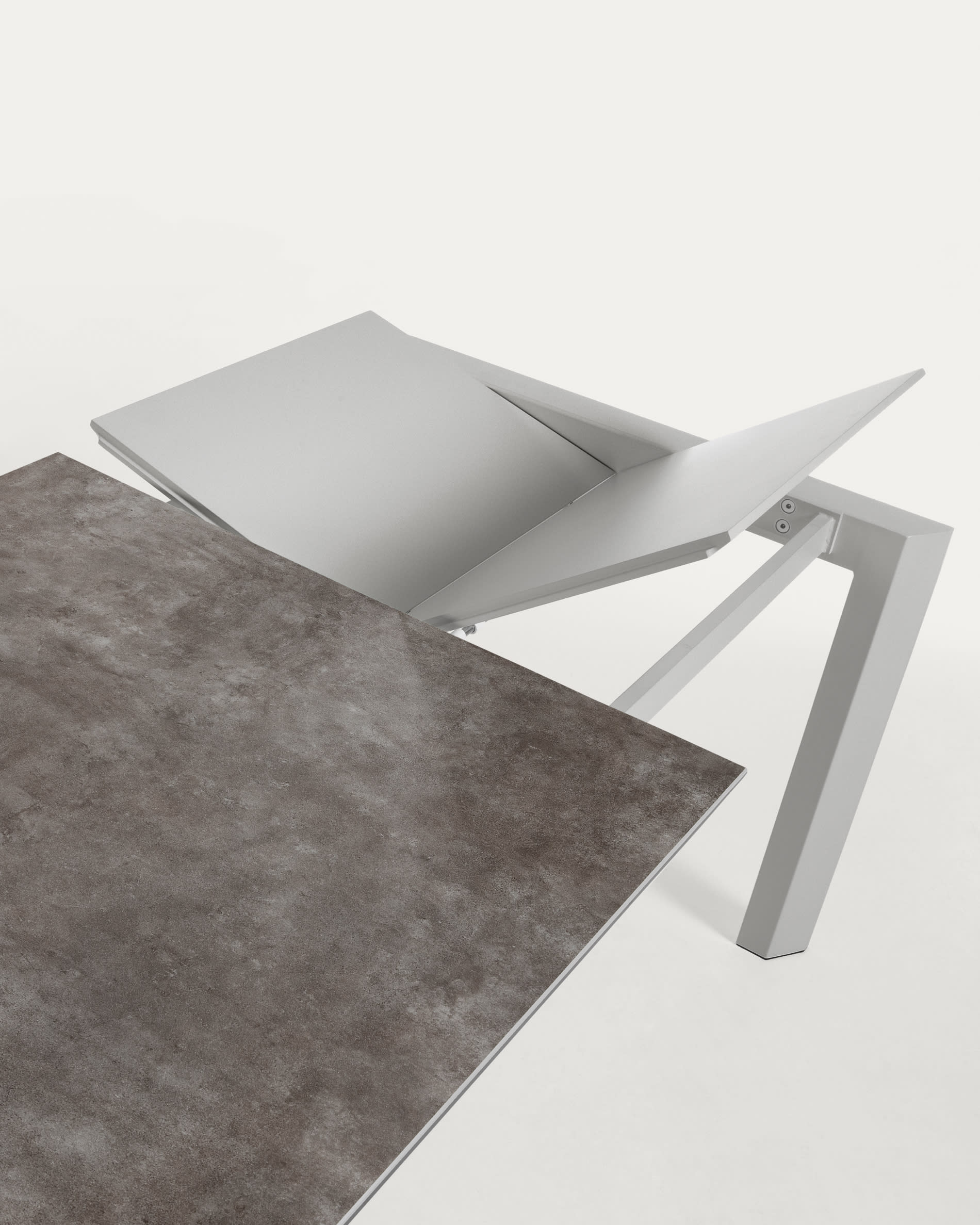 Eleganter Ausziehtisch mit Feinsteinzeugplatte in Vulcano Ceniza Finish und grauen Stahlbeinen, ausziehbar von 120 auf 180 cm.