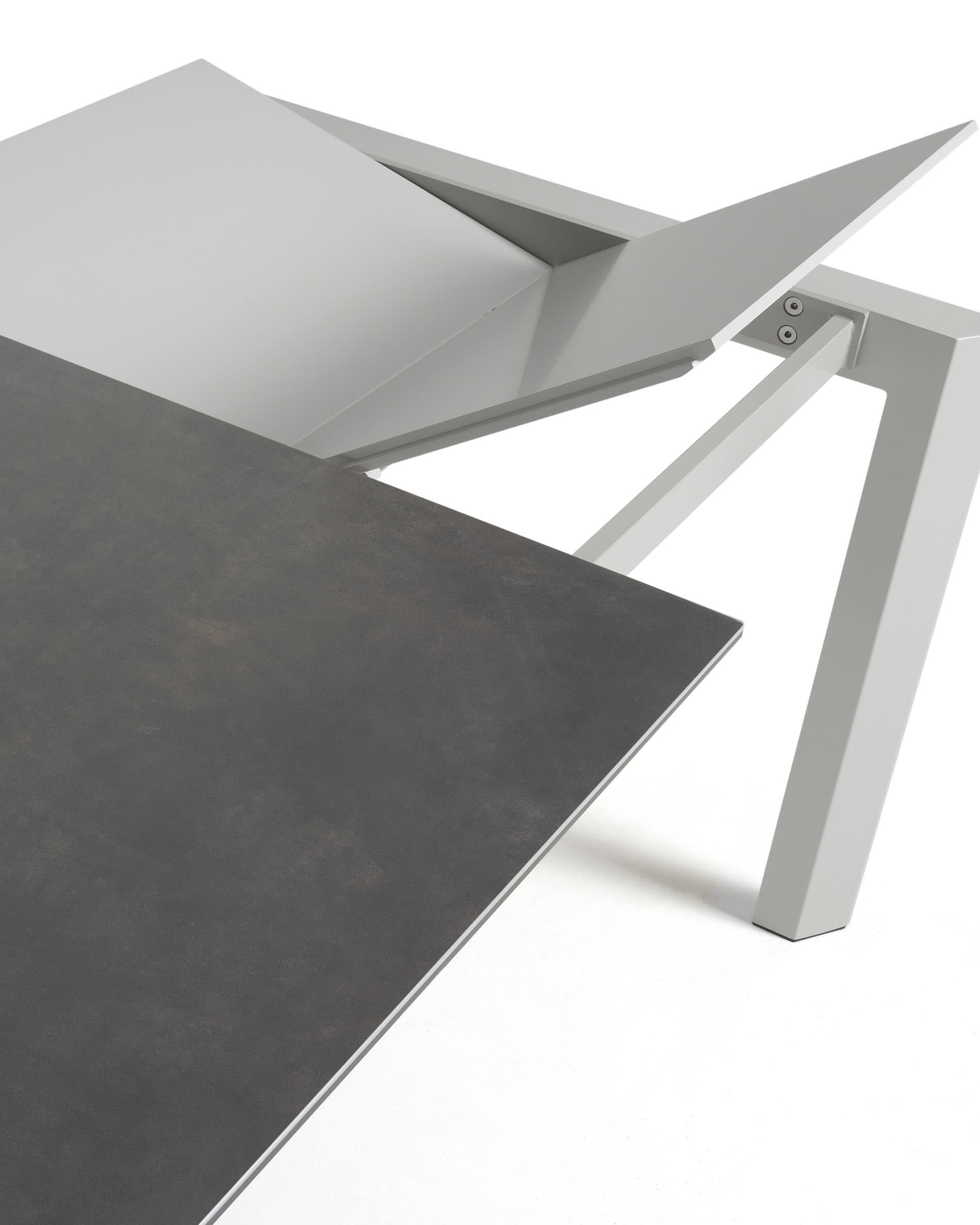 Eleganter Ausziehtisch mit robuster Feinsteinzeugplatte im stilvollen Vulcano Roca Finish und grauen Beinen, ideal für gesellige Anlässe.