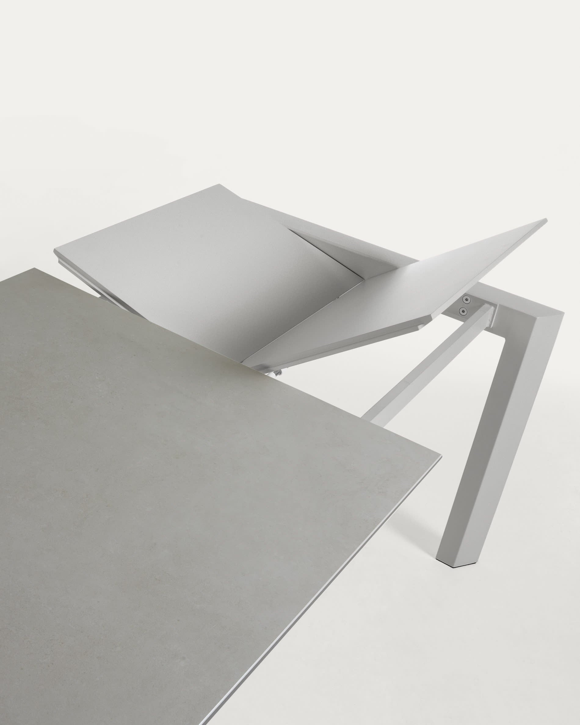 Axis Ausziehtisch mit Hydra Plomo Feinsteinzeugplatte und grauen Stahlbeinen, ausziehbar von 140 auf 200 cm, modernes Design.