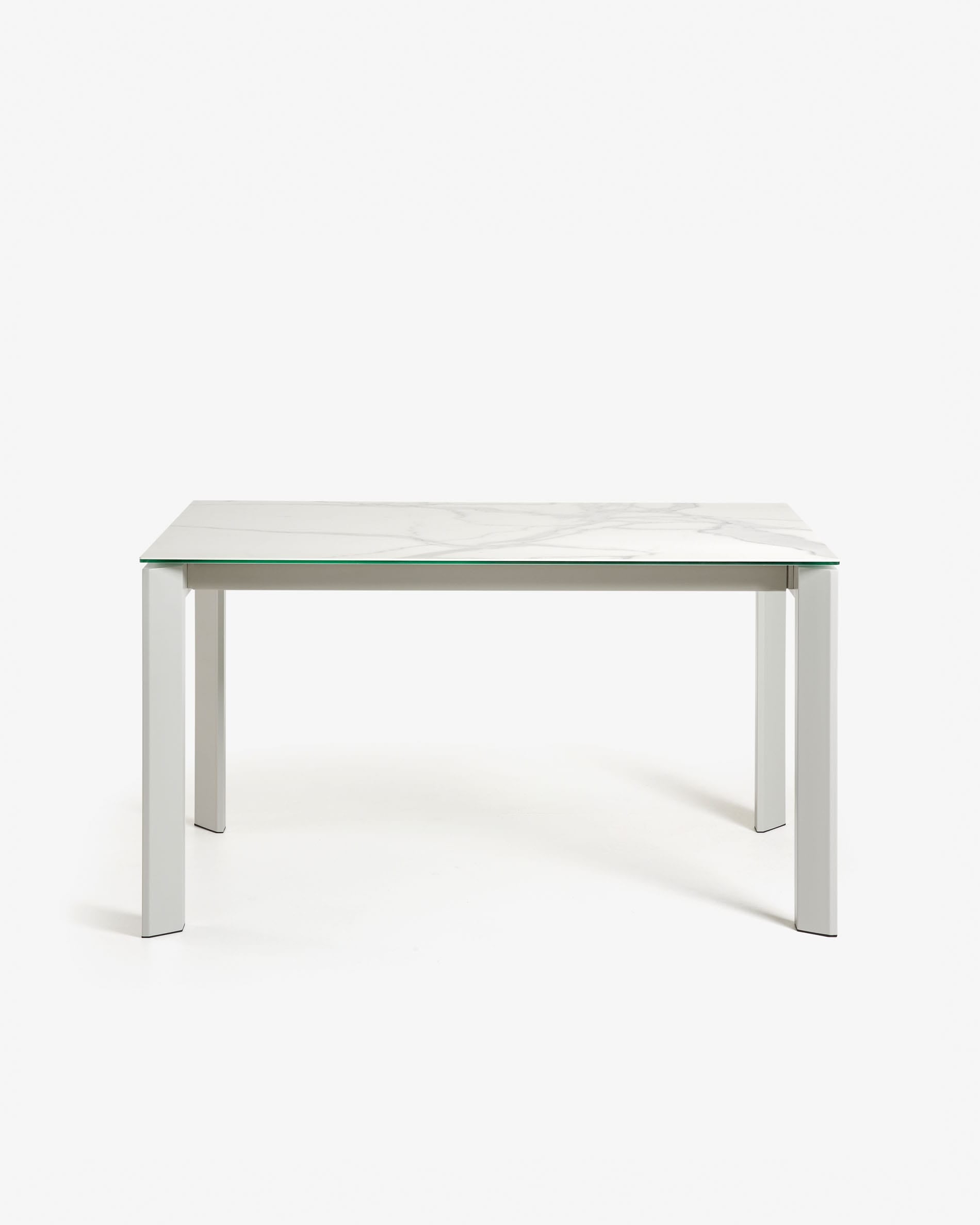 Moderner Axis Ausziehtisch mit Kalos Blanco Feinsteinzeugplatte und grauen Beinen, 140-200 cm, von Kave Home.
