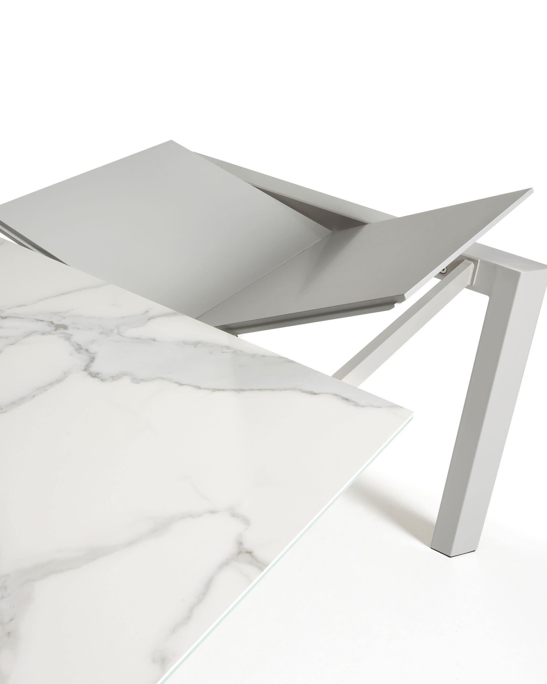 Eleganter Axis Ausziehtisch mit Kalos Blanco Feinsteinzeugplatte, grauen Beinen, ausziehbar von 140 auf 200 cm, von Kave Home.