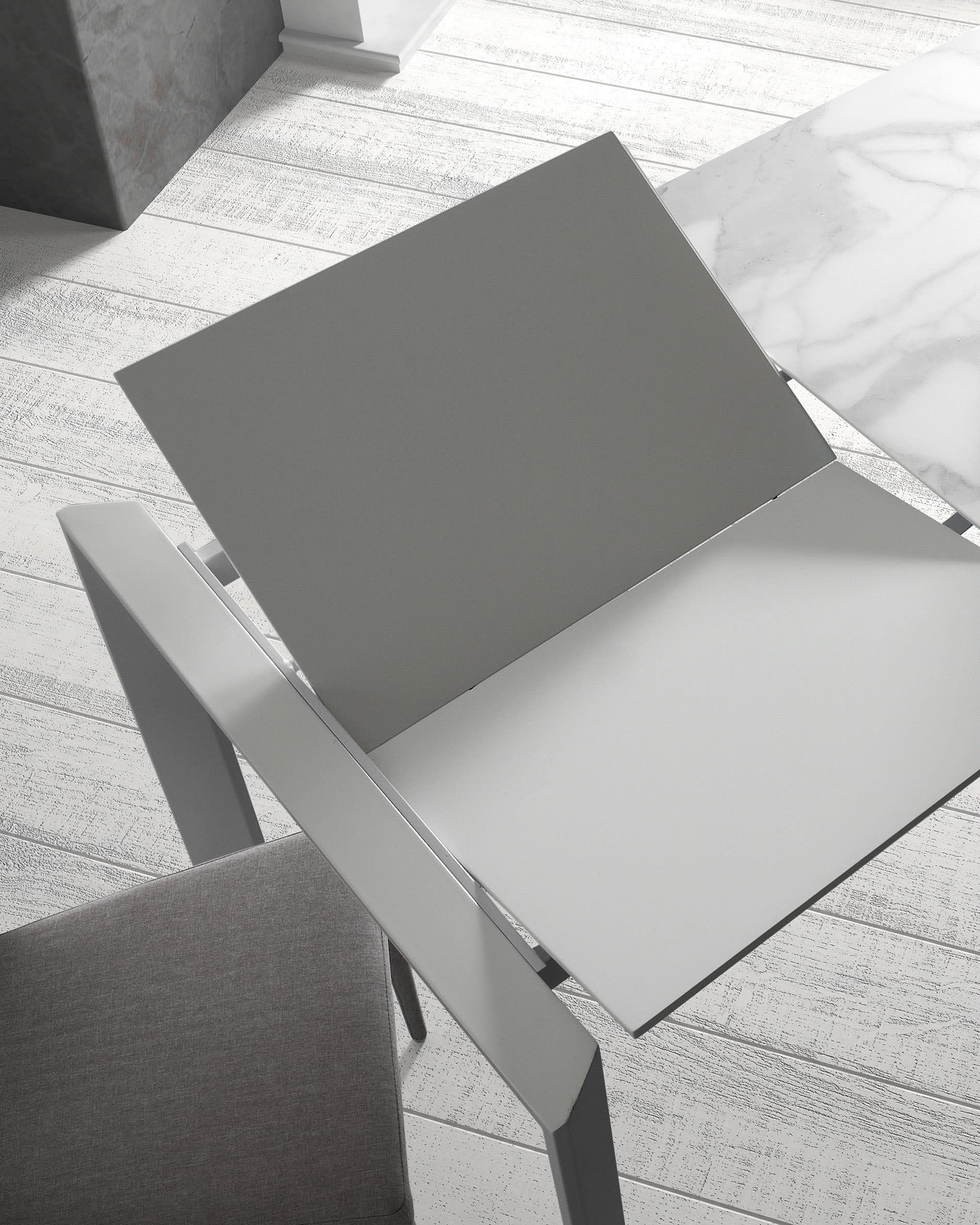 Eleganter Axis Ausziehtisch mit Kalos Blanco Feinsteinzeugplatte, grauen Beinen, ausziehbar von 140 auf 200 cm, von Kave Home.