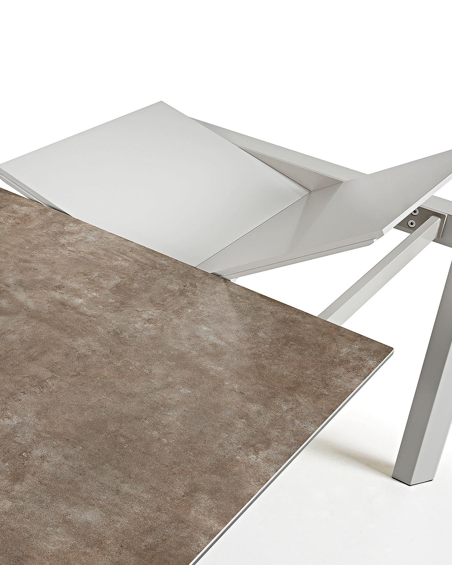 Eleganter Ausziehtisch mit grauer Feinsteinzeugplatte und robusten Stahlbeinen, perfekt für moderne Wohnräume.