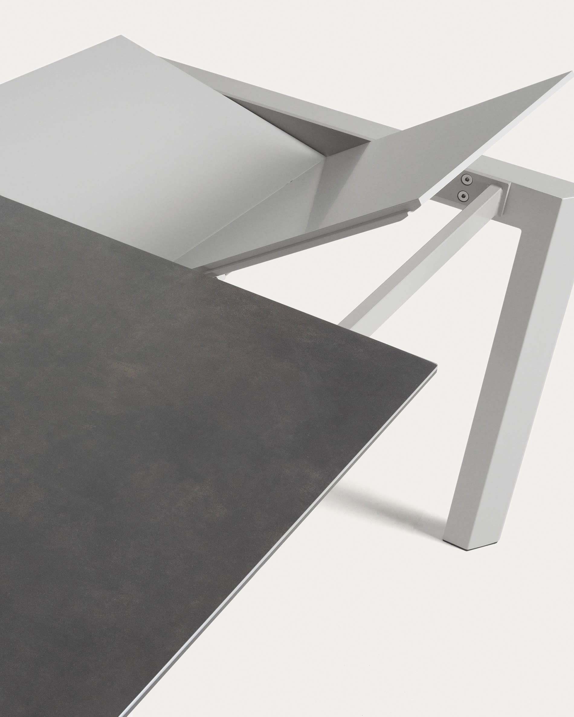 Moderner Ausziehtisch mit grauen Beinen und Feinsteinzeugplatte in Vulcano Roca Design, erweiterbar von 140 auf 200 cm.