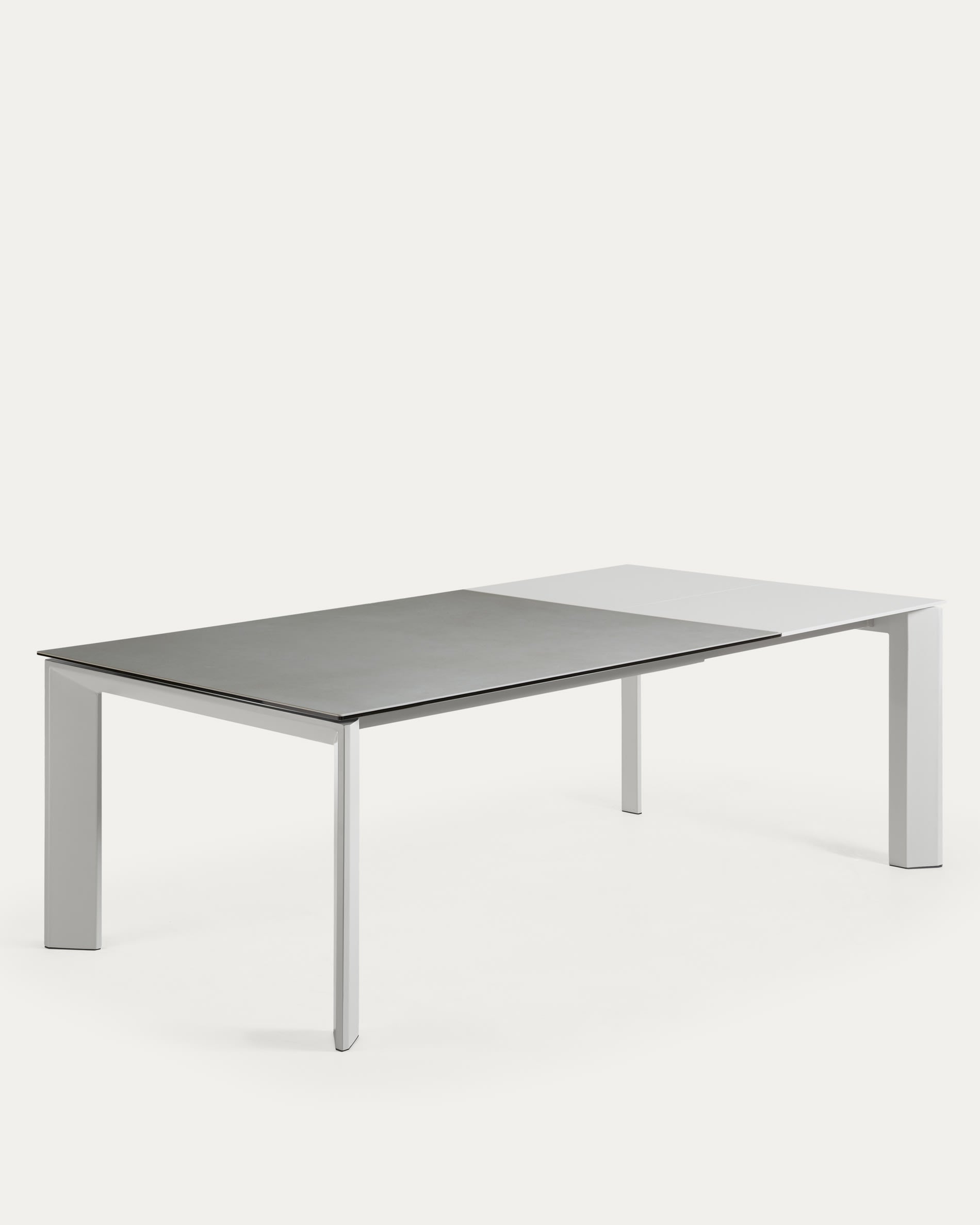 Moderner Axis Ausziehtisch mit Hydra Plomo Finish, grauen Beinen und Feinsteinzeugplatte, 160-220 cm, von Kave Home.