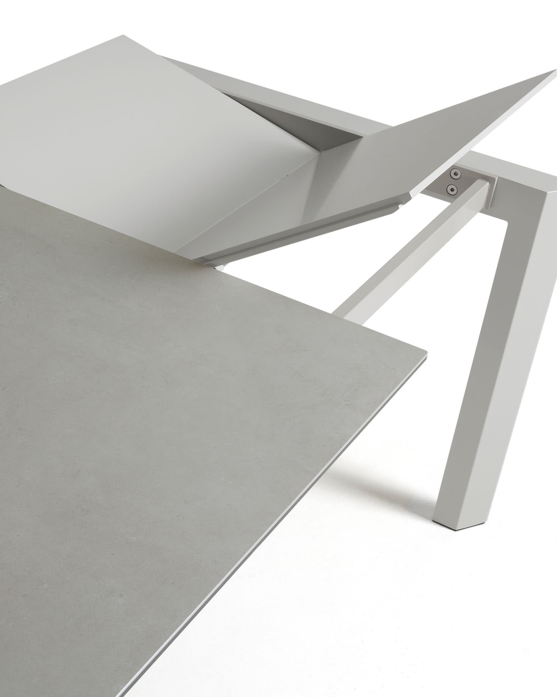 Eleganter Axis Ausziehtisch von Kave Home mit Hydra Plomo Feinsteinzeugplatte und grauen Beinen, erweiterbar von 160 auf 220 cm.