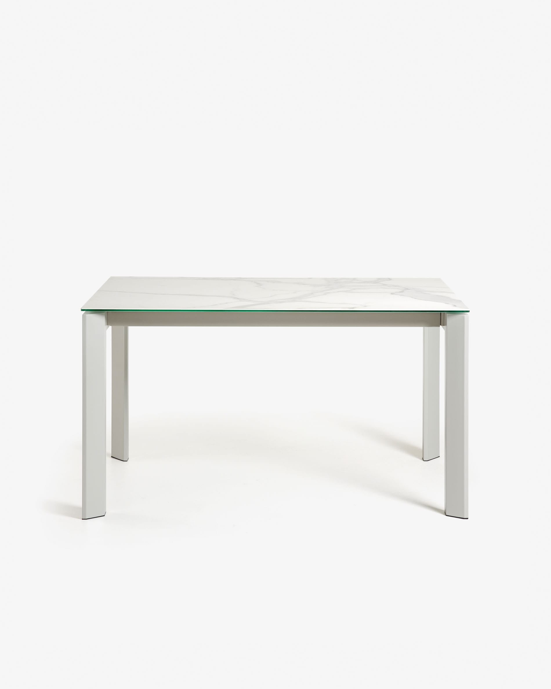 Moderner Axis Ausziehtisch mit Feinsteinzeugplatte in Kalos Blanco Finish und grauen Beinen, 160-220 cm, von Kave Home.
