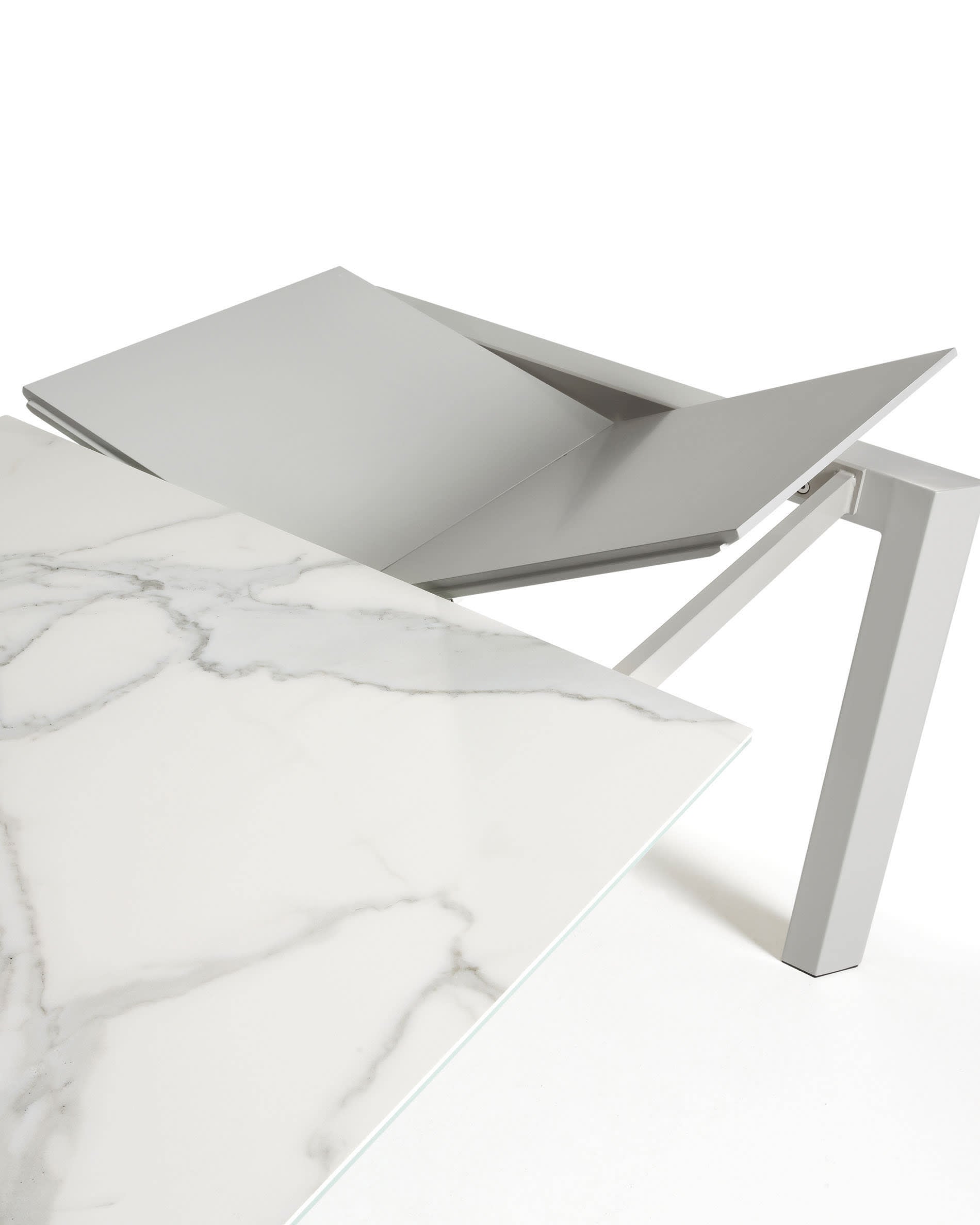 Moderner Axis Ausziehtisch mit robuster Feinsteinzeugplatte in Kalos Blanco Finish, graue Beine, 160-220 cm, von Kave Home.