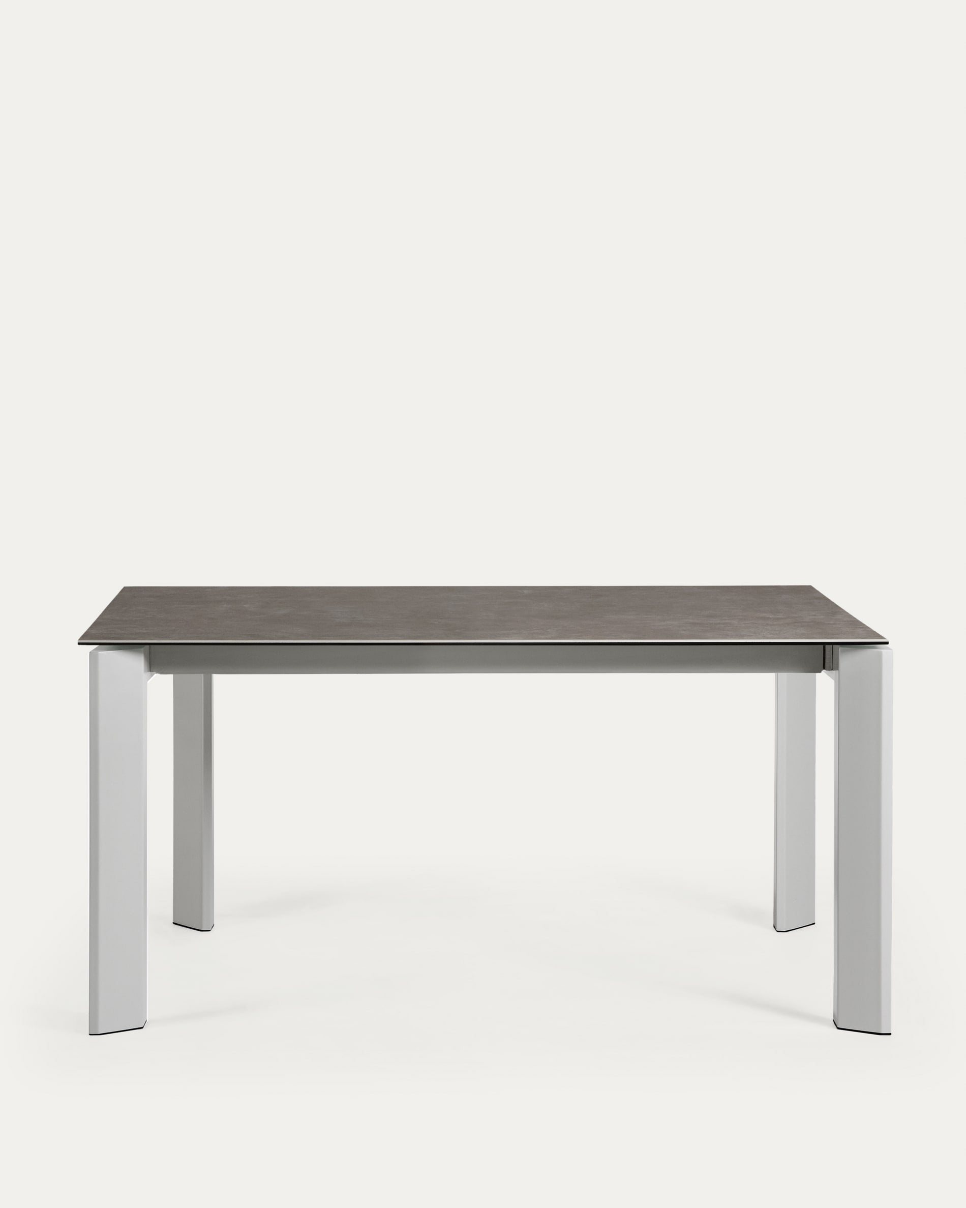Moderner Axis Ausziehtisch mit Vulcano Ceniza Feinsteinzeugplatte und grauen Stahlbeinen, 160-220 cm, von Kave Home.
