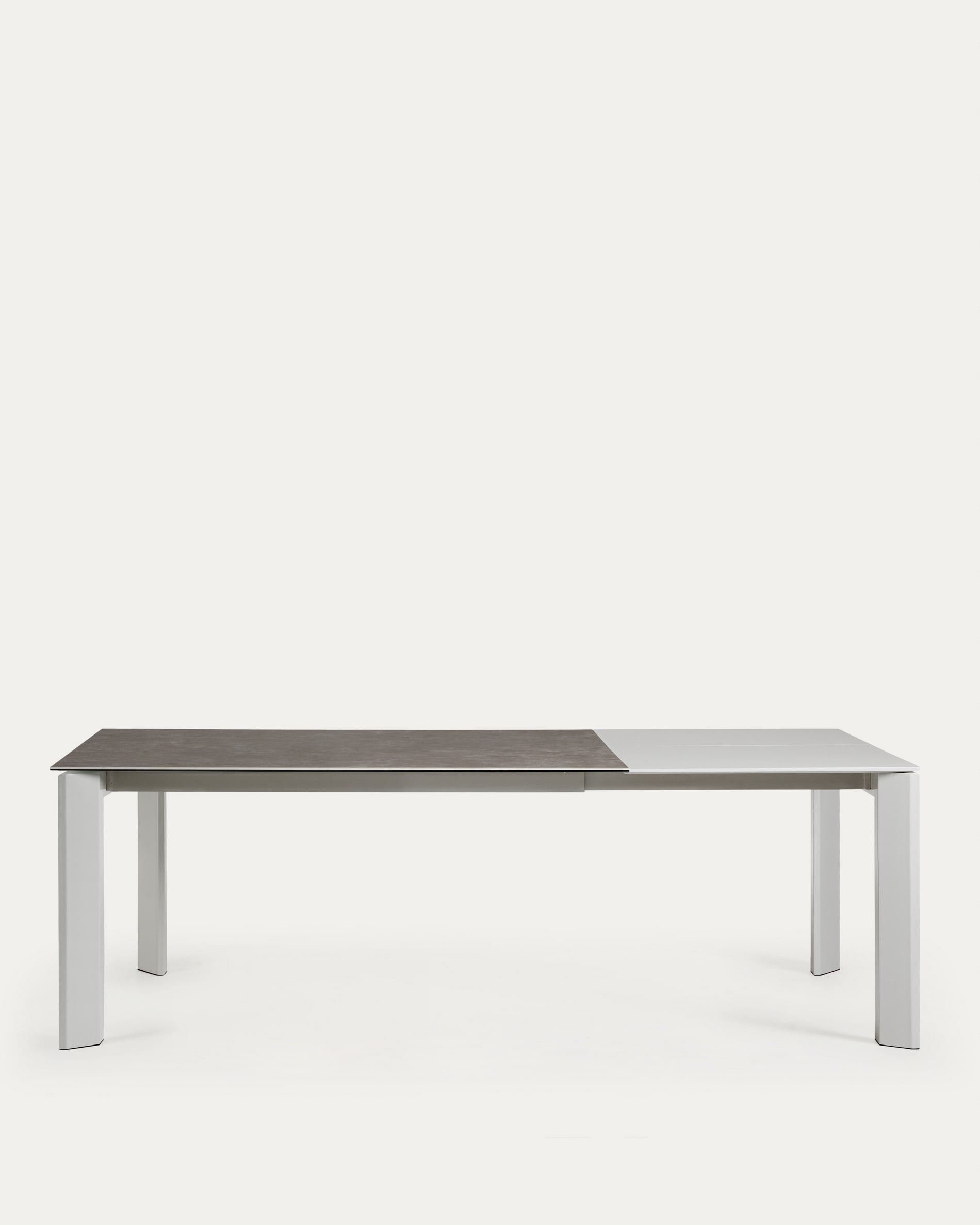 Eleganter Axis Ausziehtisch mit Vulcano Ceniza Feinsteinzeugplatte und grauen Stahlbeinen, 160-220 cm, von Kave Home.