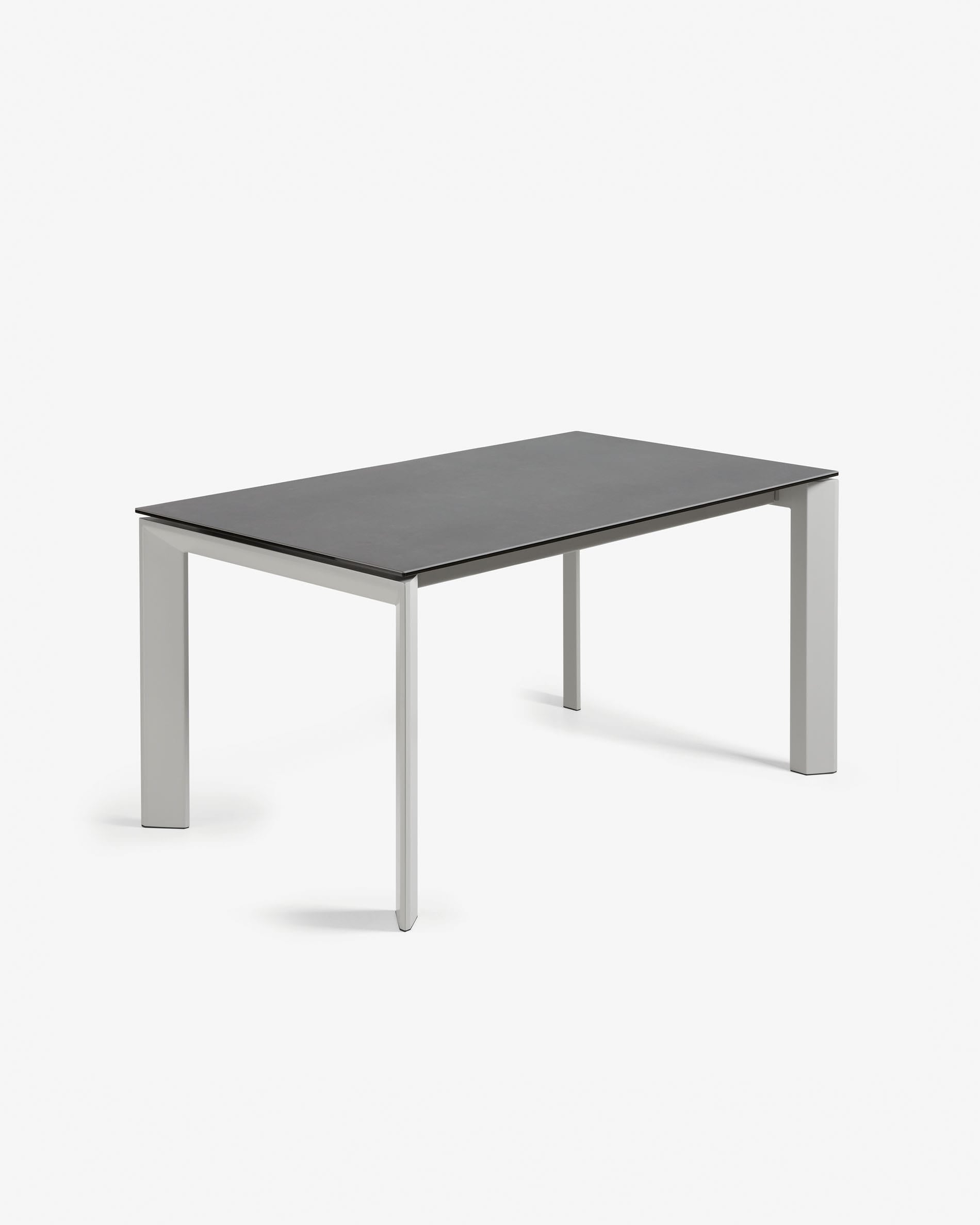 Moderner Ausziehtisch mit grauen Beinen und Feinsteinzeugplatte in Vulcano Roca Finish, 160-220 cm, von Kave Home.