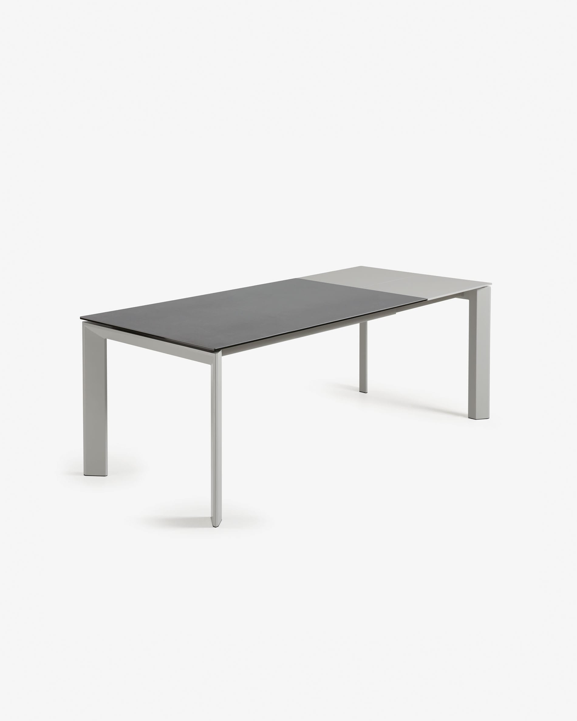 Moderner Ausziehtisch mit grauen Beinen und Feinsteinzeugplatte in Vulcano Roca Finish, 160-220 cm, von Kave Home.