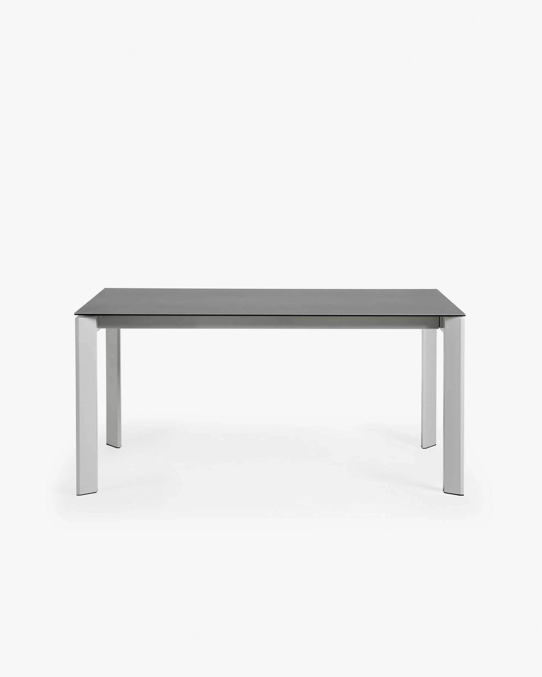 Eleganter Ausziehtisch mit grauen Beinen und Feinsteinzeugplatte in Vulcano Roca Optik, 160-220 cm, von Kave Home.