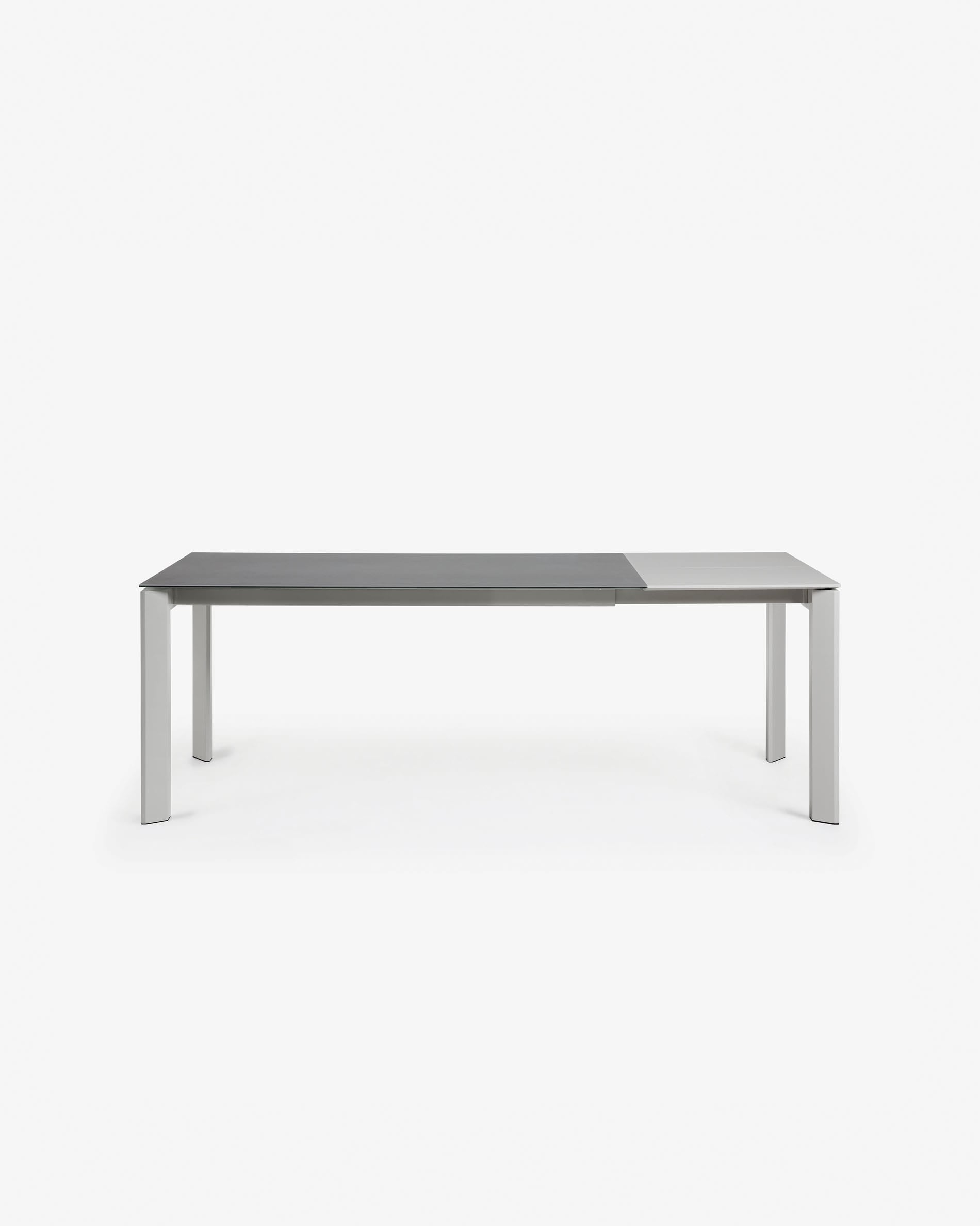 Moderner Ausziehtisch mit grauen Beinen und Feinsteinzeugplatte in Vulcano Roca Design, 160-220 cm, von Kave Home.