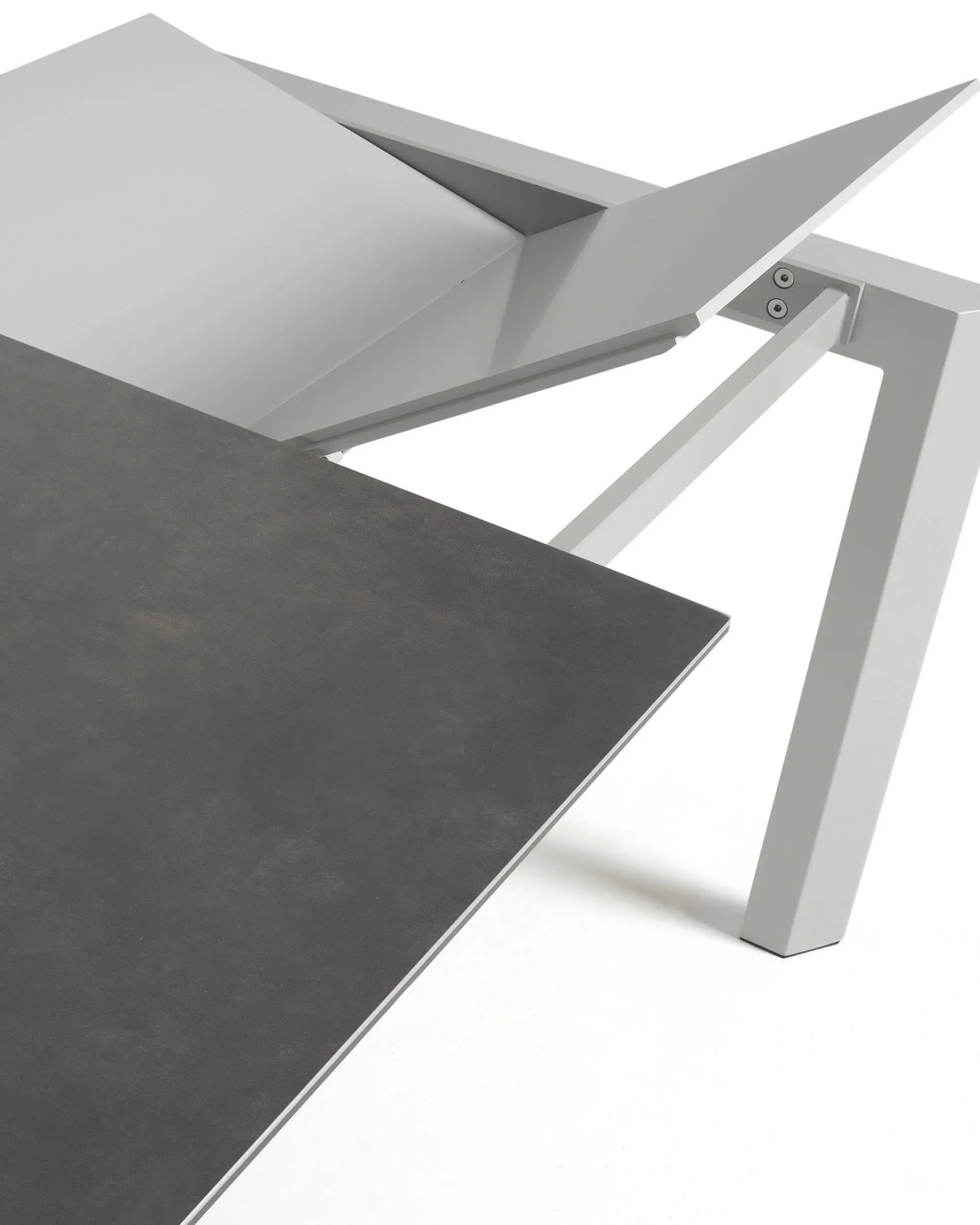Eleganter Ausziehtisch mit grauen Beinen und Feinsteinzeugplatte im Vulcano Roca Look, 160-220 cm, von Kave Home.