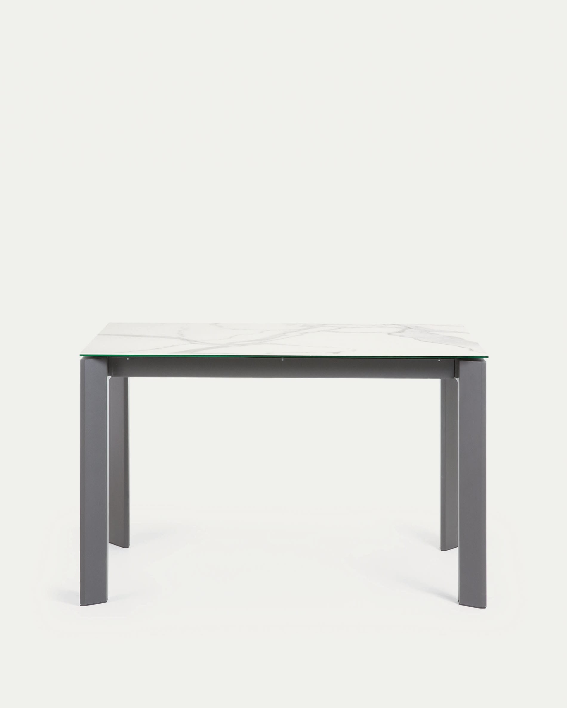Moderner Ausziehtisch mit Kalos-Weißer Feinsteinzeugplatte und dunkelgrauen Beinen, 120-180 cm, von Kave Home.