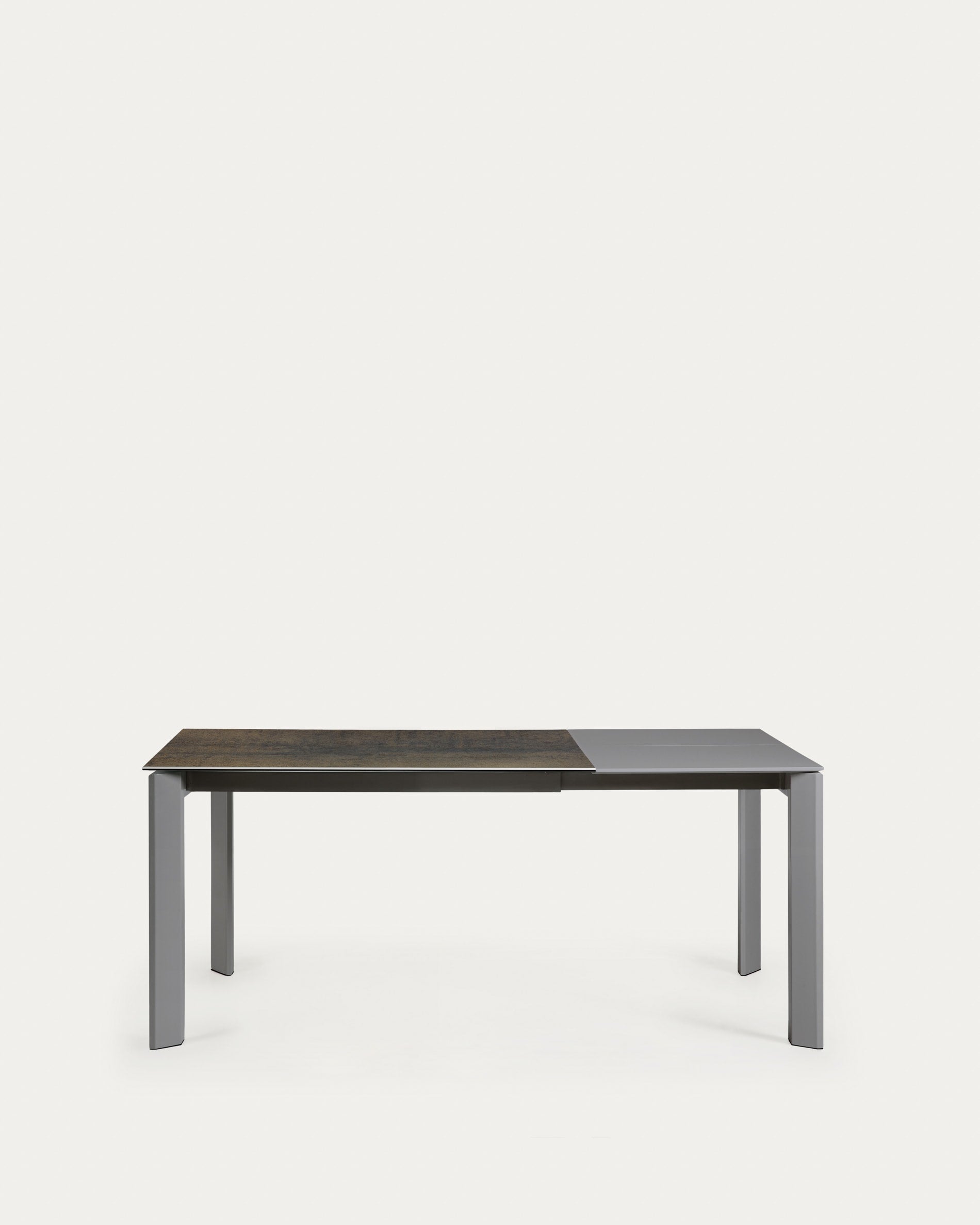 Moderner Axis Ausziehtisch mit Feinsteinzeugplatte, Iron Moss Finish und anthrazitfarbenen Stahlbeinen, 120-180 cm.