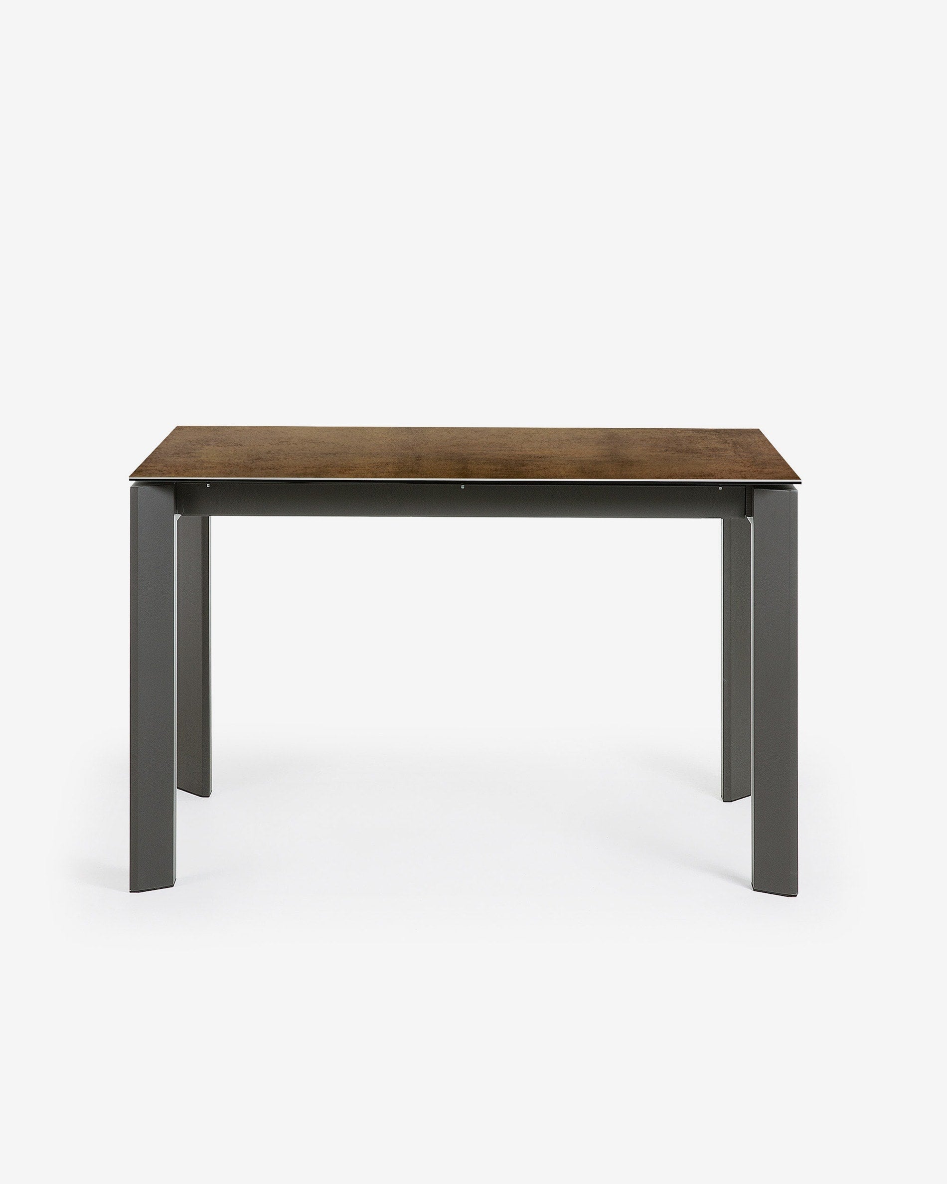 Moderner Ausziehtisch mit Feinsteinzeug-Oberfläche in Iron Corten Optik und dunkelgrauen Beinen, 120-180 cm erweiterbar.
