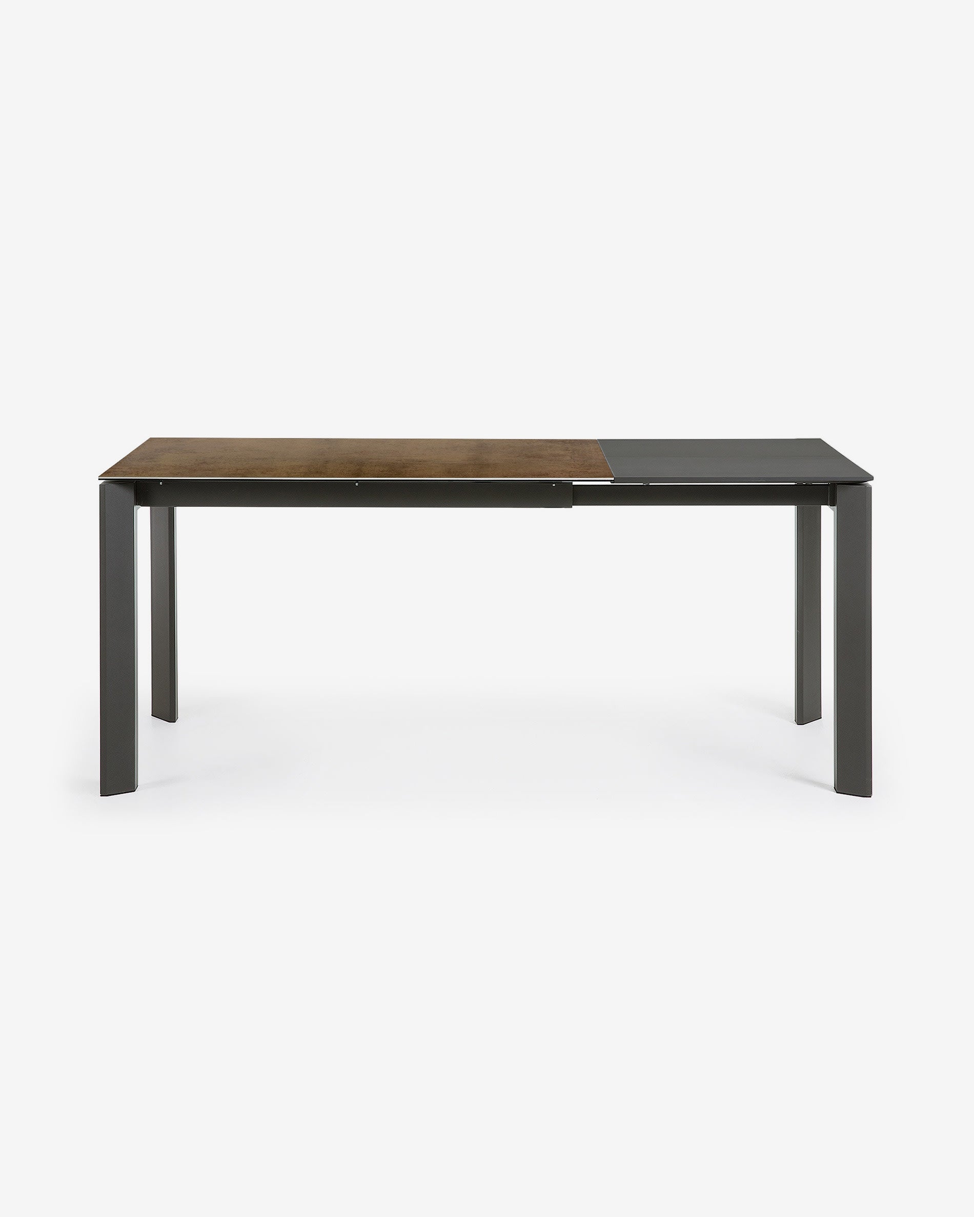 Eleganter Ausziehtisch mit Iron Corten Feinsteinzeugplatte und dunkelgrauen Beinen, ausziehbar von 120 auf 180 cm.