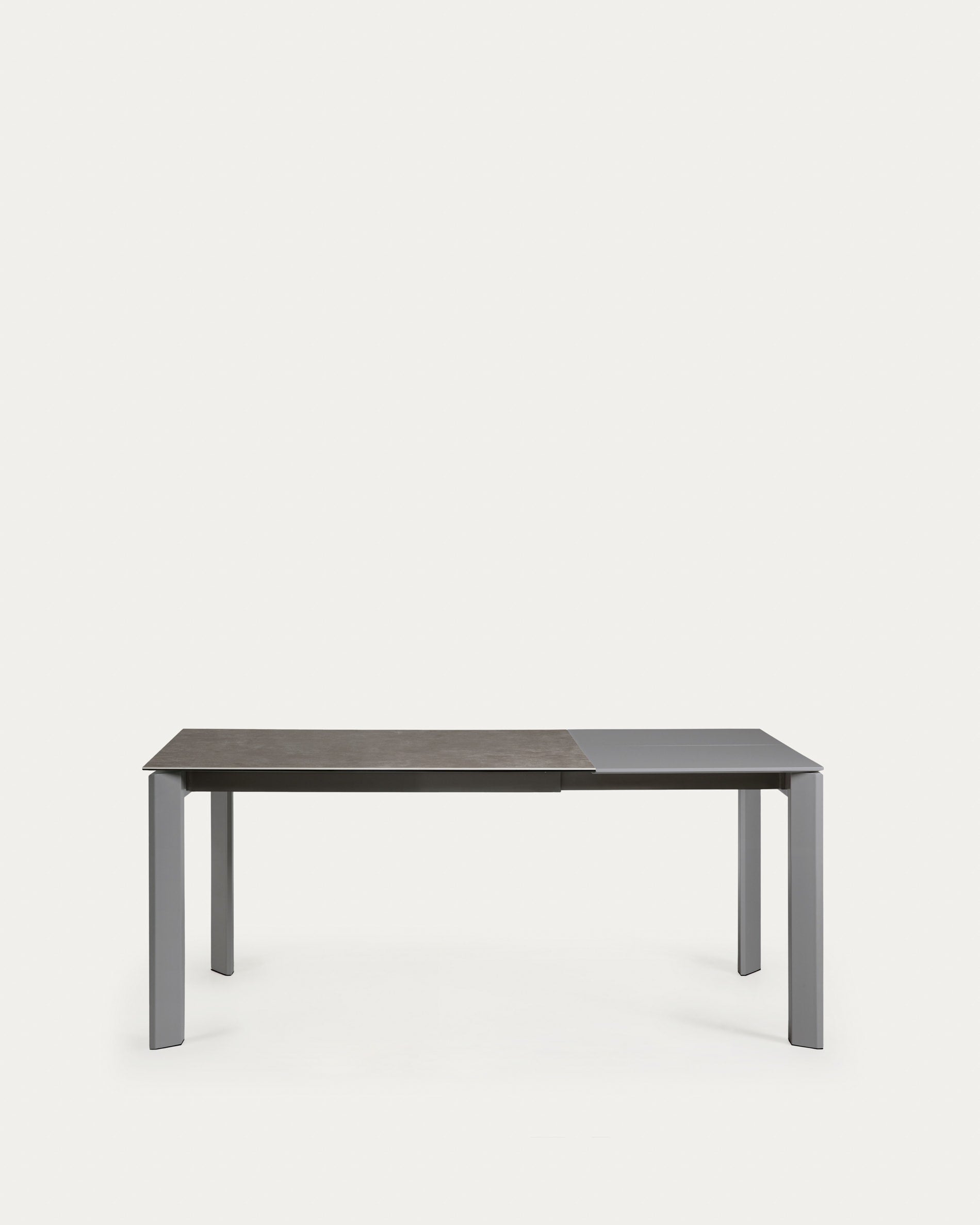 Eleganter Ausziehtisch mit Feinsteinzeugplatte in Vulcano Ceniza Optik und robusten anthrazitfarbenen Stahlbeinen, 120-180 cm.