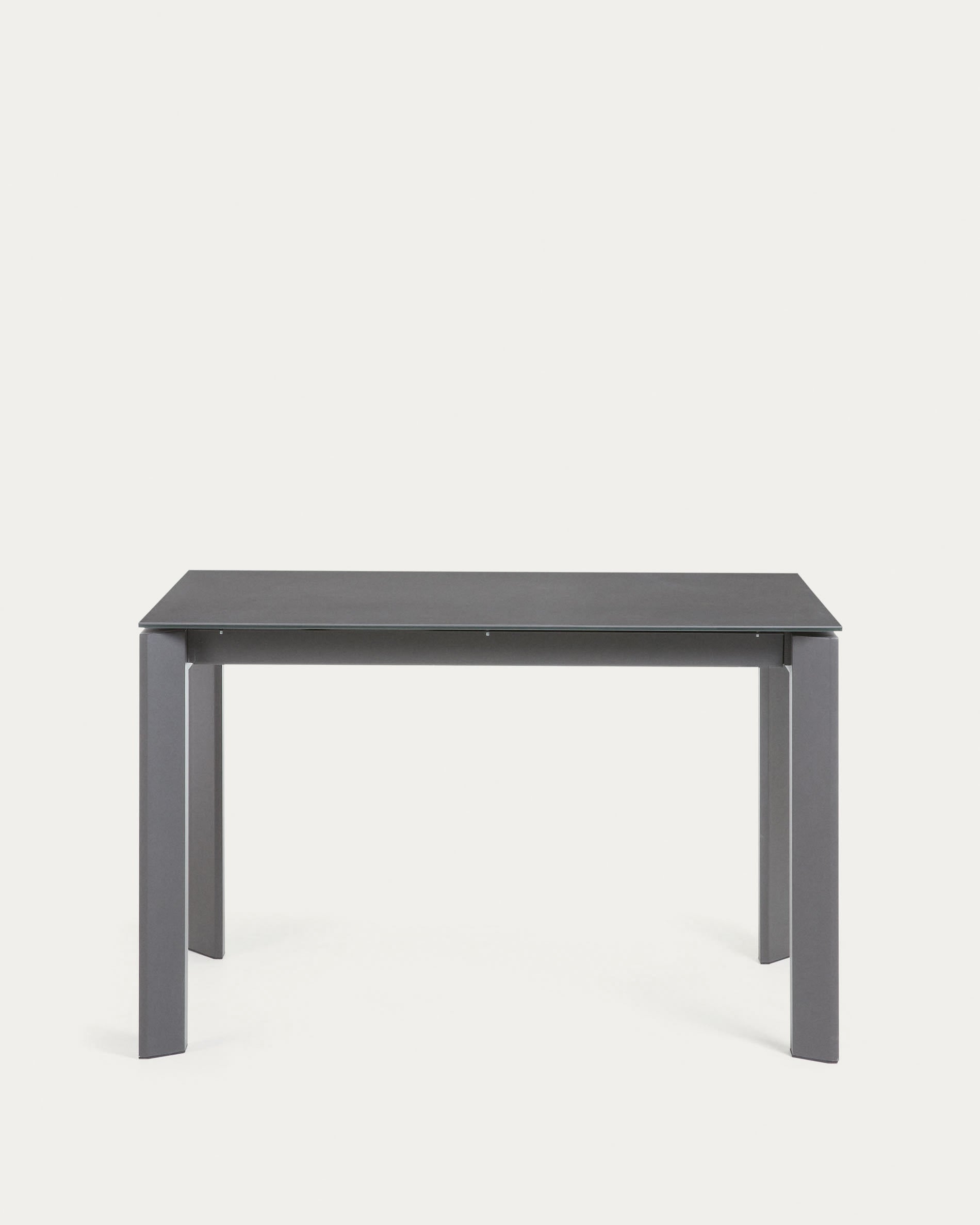 Moderner Ausziehtisch mit Feinsteinzeugplatte in Vulcano Roca Optik und dunklen Stahlbeinen, 120-180 cm, von Kave Home.