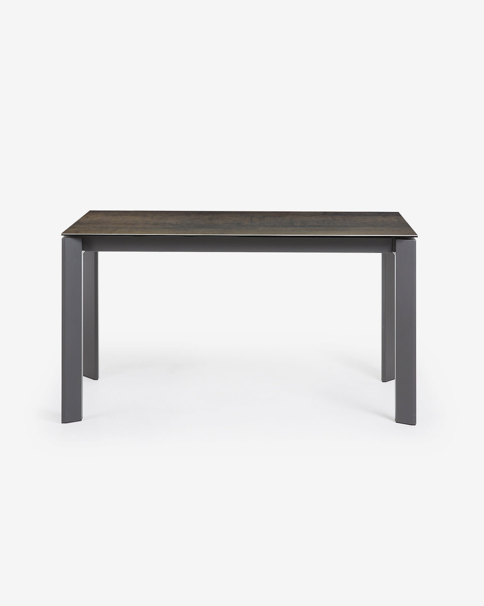 Moderner Axis Ausziehtisch mit Feinsteinzeugplatte, Iron Moss Finish und dunkelgrauen Stahlbeinen, 140-200 cm, von Kave Home.