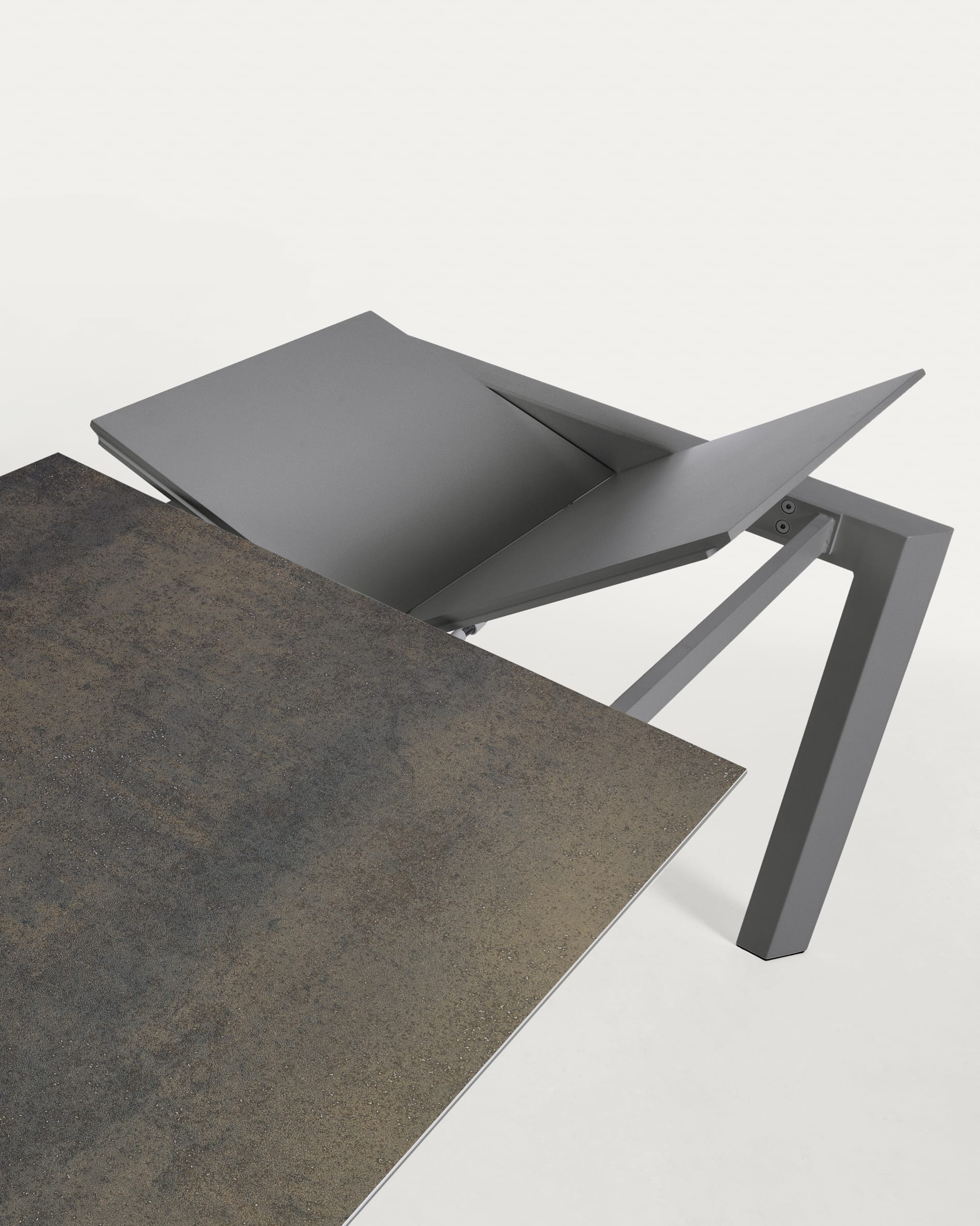 Eleganter Axis Ausziehtisch mit robuster Feinsteinzeugplatte, Iron Moss Finish und dunkelgrauen Stahlbeinen, 140-200 cm, von Kave Home.