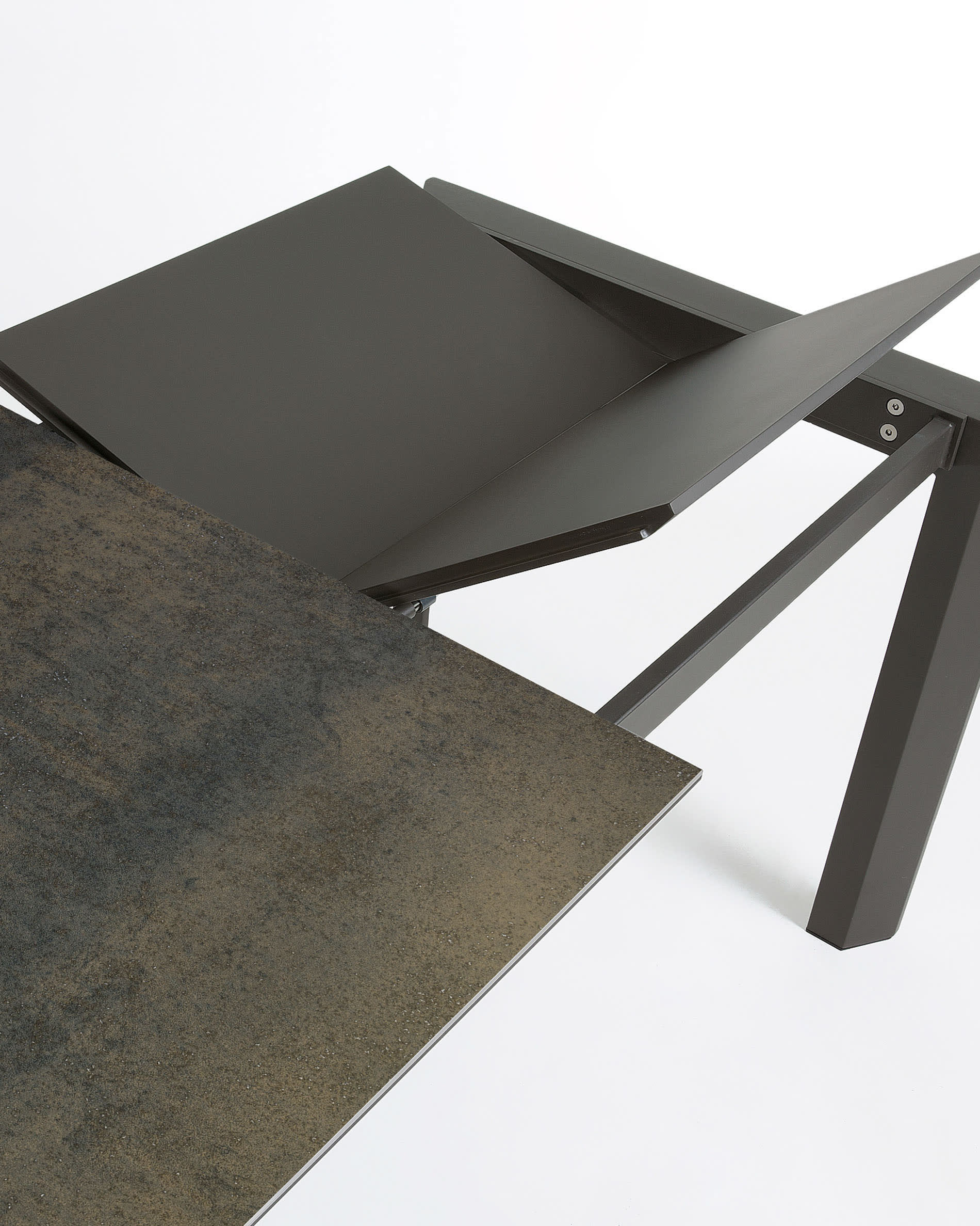 Moderner Axis Ausziehtisch mit langlebiger Feinsteinzeugplatte, Iron Moss Finish und dunkelgrauen Stahlbeinen, 140-200 cm, von Kave Home.