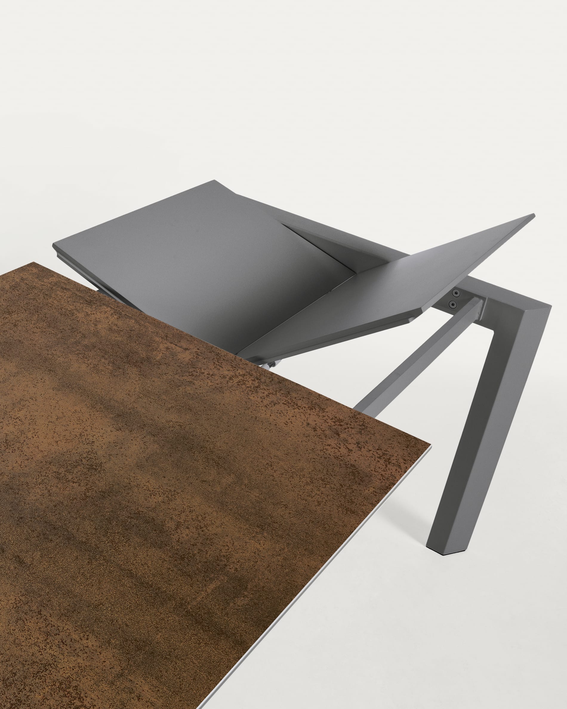 Moderner Axis Ausziehtisch mit Iron Corten Feinsteinzeug und dunkelgrauen Beinen, 140-200 cm, von Kave Home.