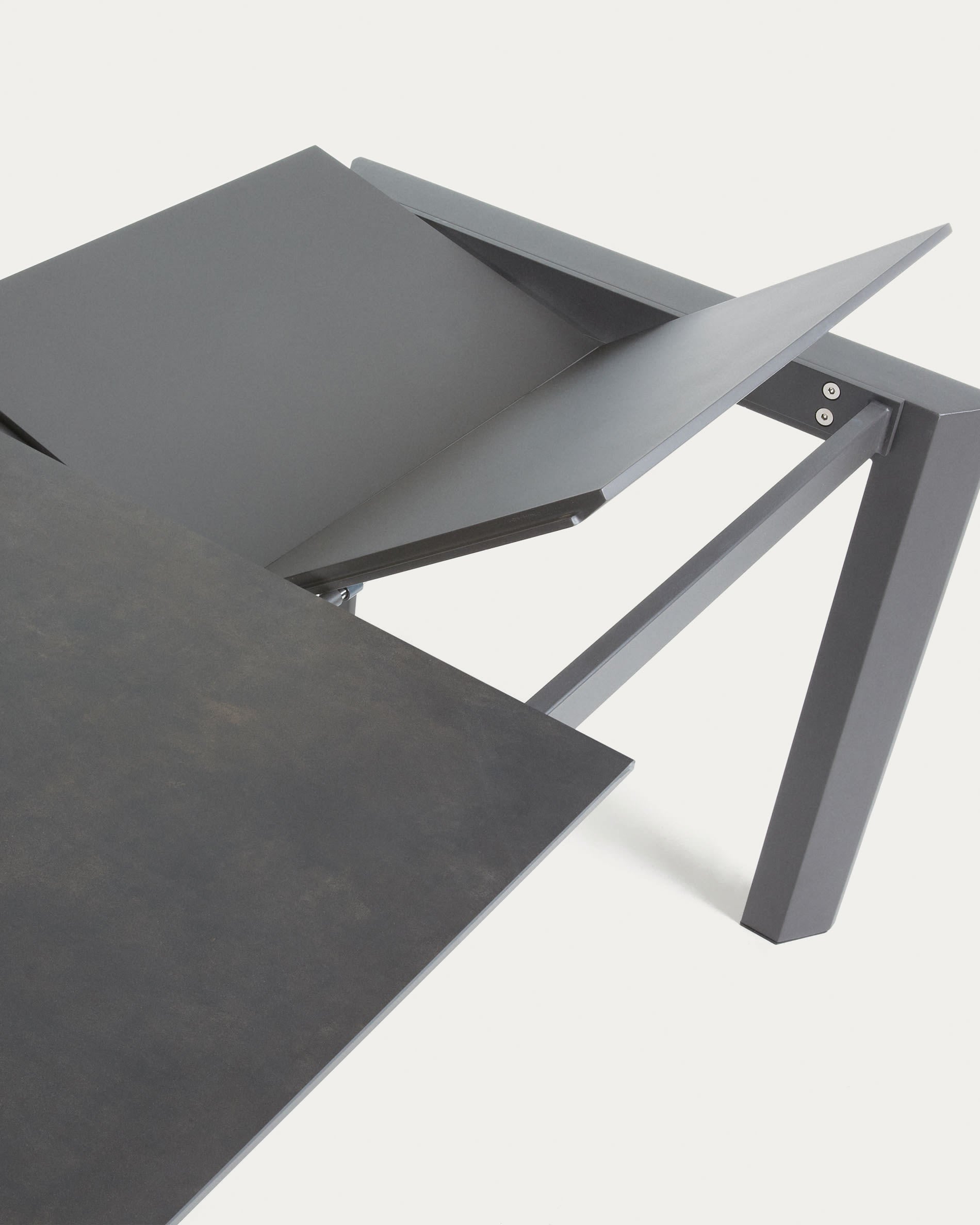 Eleganter Axis Ausziehtisch von Kave Home mit robuster Vulcano Roca Feinsteinzeugplatte und stabilen Stahlbeinen in Dunkelgrau, flexibel erweiterbar.