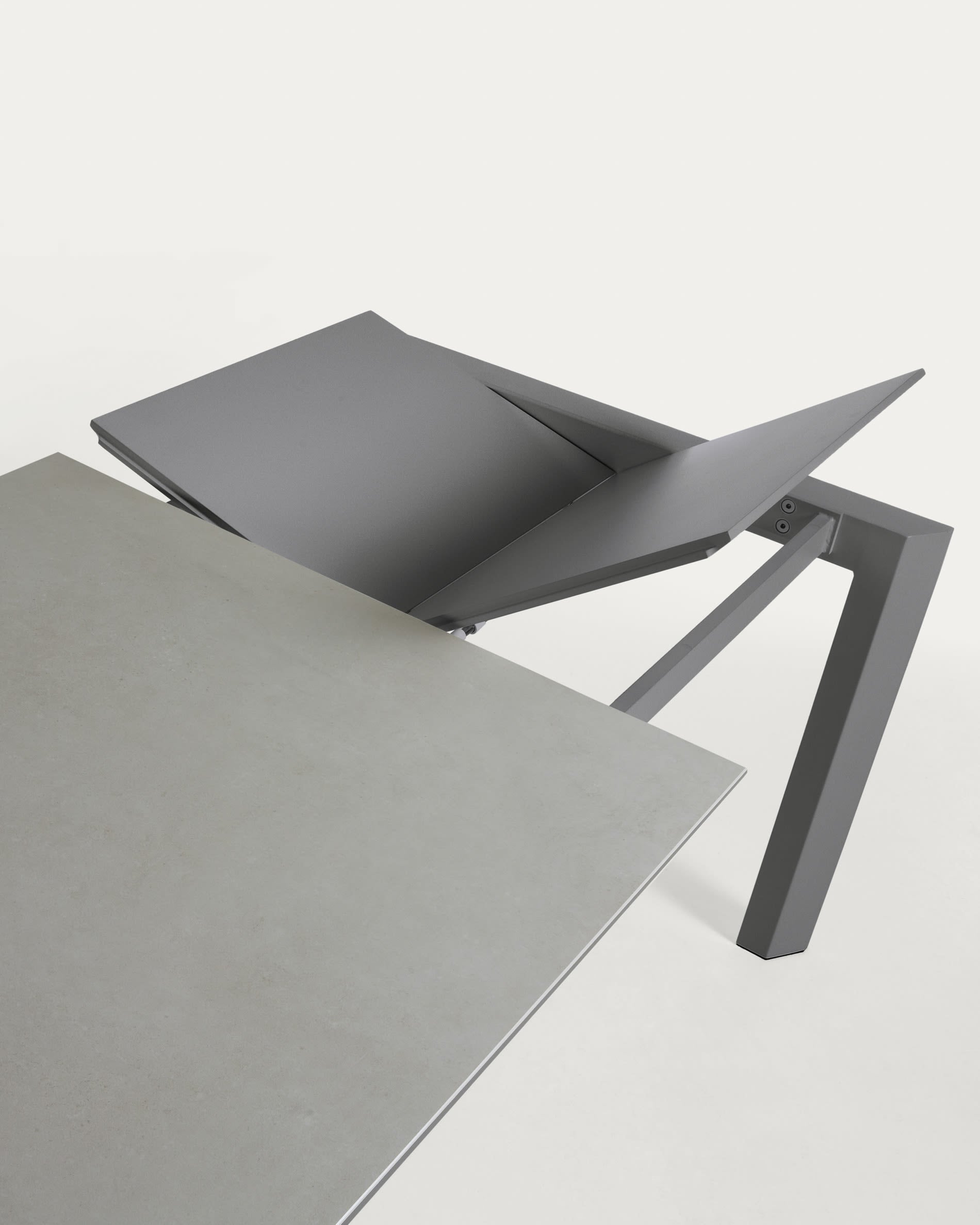 Eleganter Axis Ausziehtisch mit Hydra Plomo Feinsteinzeugplatte und anthrazitfarbenen Beinen, ausziehbar von 160 auf 220 cm.