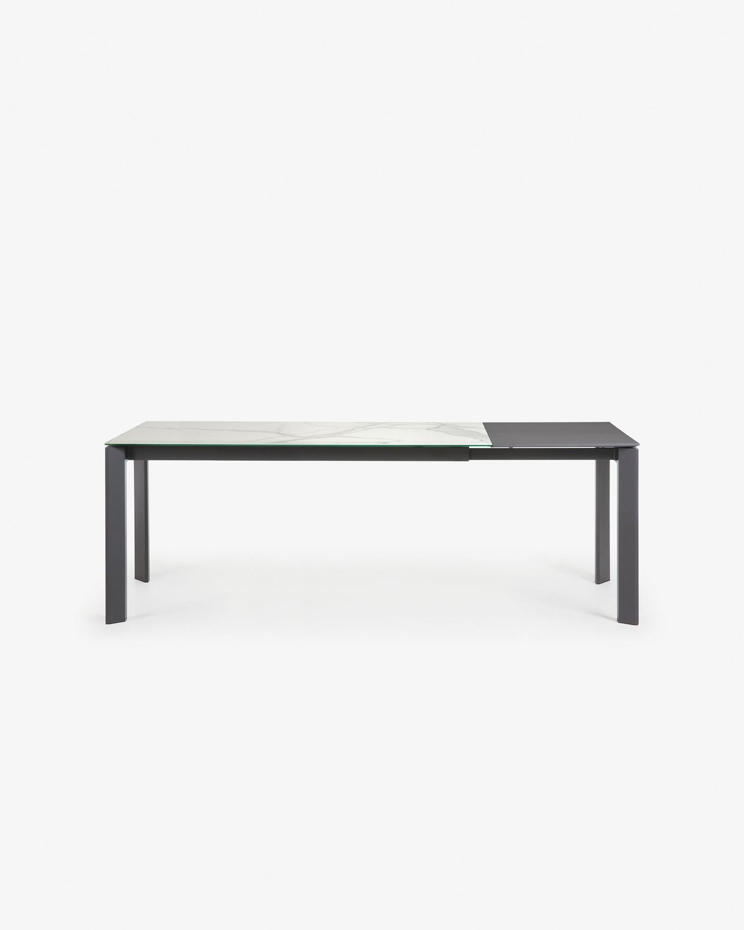 Axis Ausziehtisch Feinsteinzeug mit Kalos Blanco Finish Beine in Anthrazit 160 (220) cm in Weiss präsentiert im Onlineshop von KAQTU Design AG. Esstisch ist von Kave Home