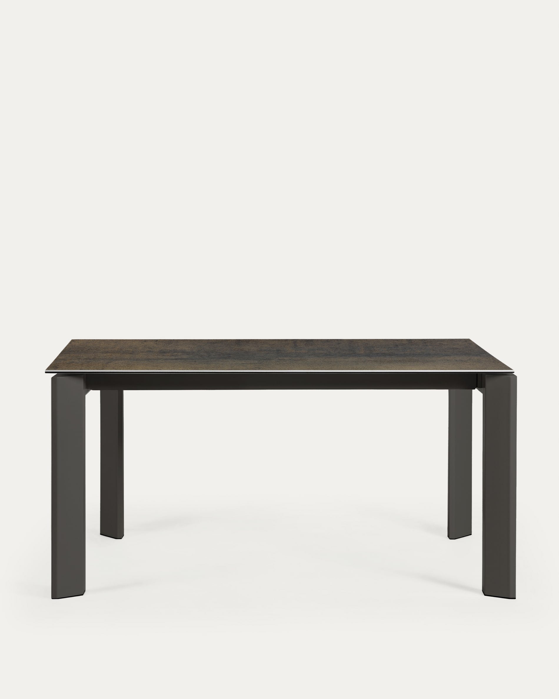 Moderner Axis Ausziehtisch mit Feinsteinzeugplatte, Iron Moss Finish und schwarzen Stahlbeinen, 160-220 cm, von Kave Home.