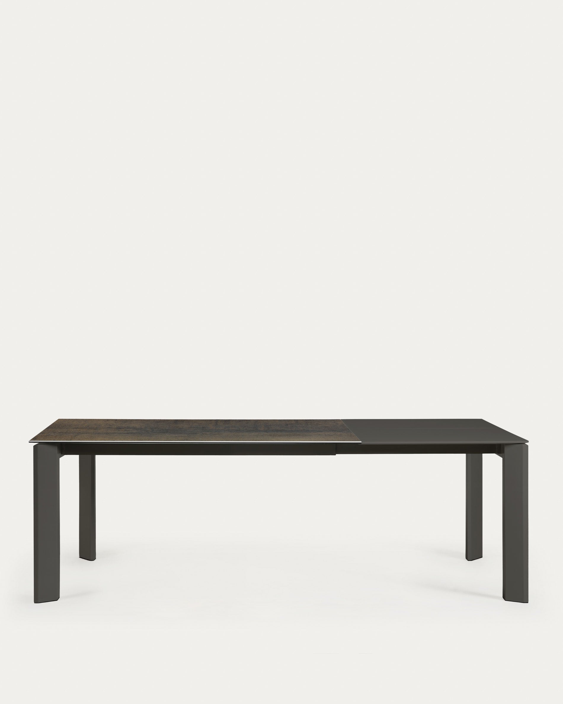 Eleganter Axis Ausziehtisch mit Feinsteinzeugplatte, Iron Moss Finish und schwarzen Stahlbeinen, 160-220 cm, von Kave Home.