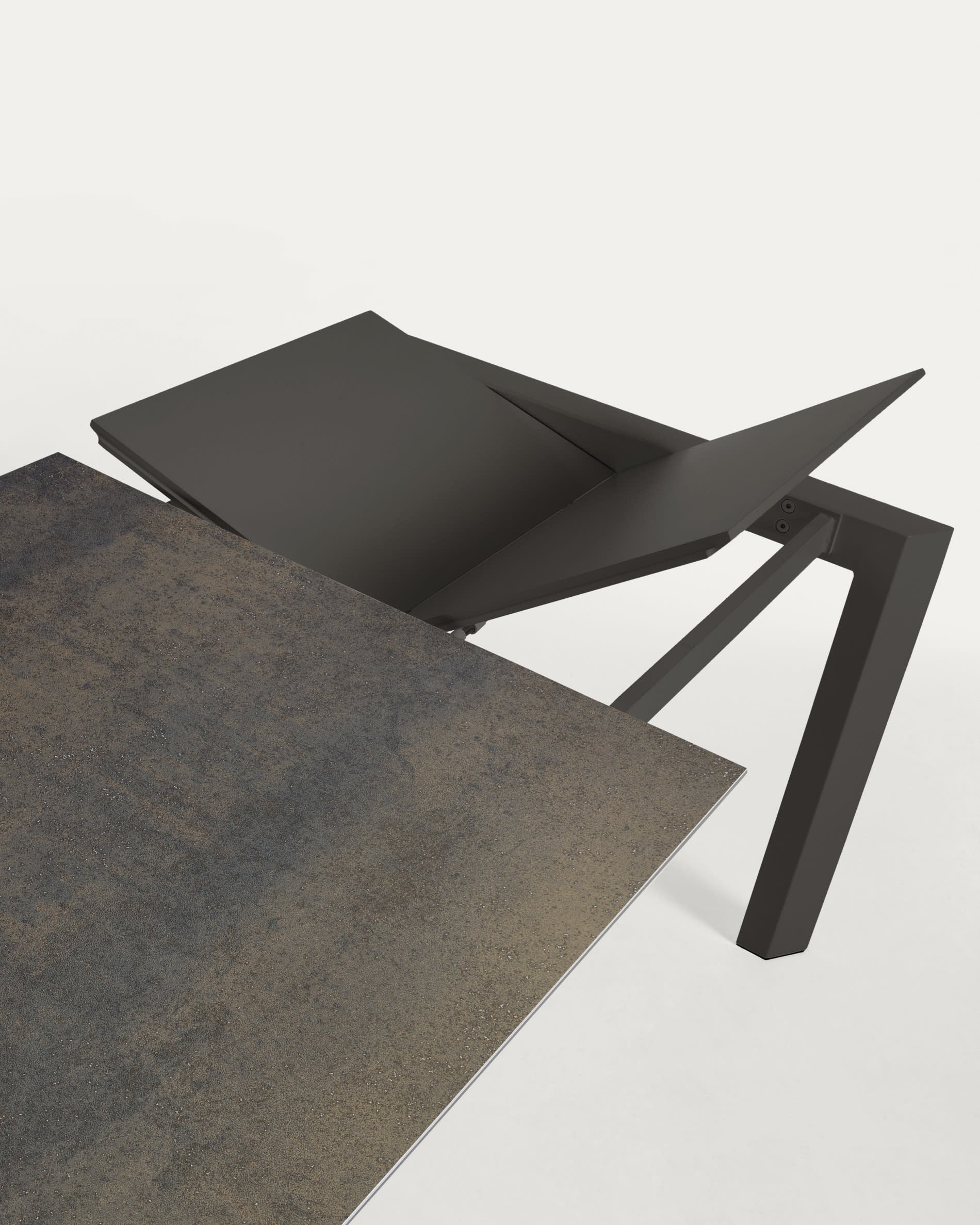Moderner Axis Ausziehtisch mit Feinsteinzeugplatte, Iron Moss Finish und schwarzen Stahlbeinen, 160-220 cm, von Kave Home.
