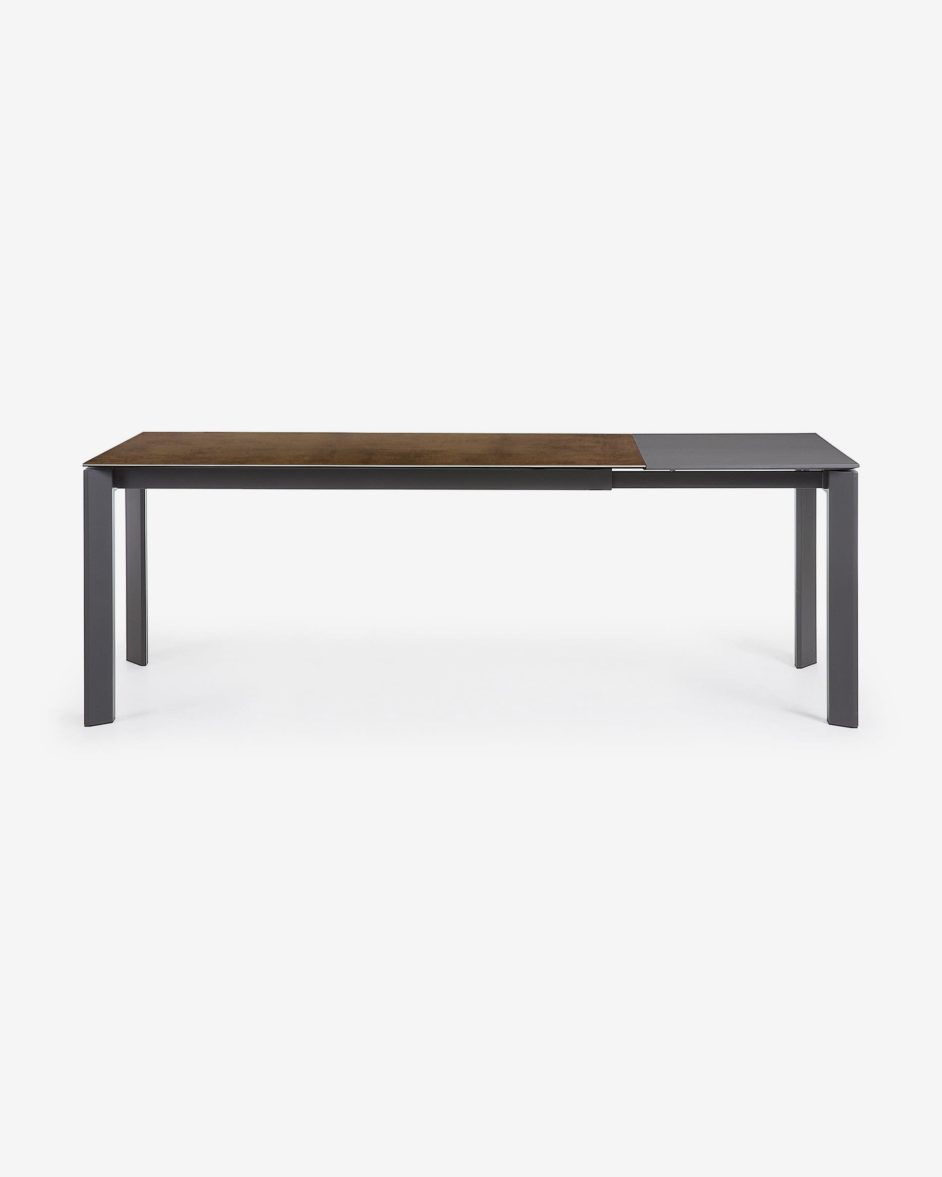 Moderner Ausziehtisch mit Feinsteinzeugplatte und dunkelgrauen Iron Corten Beinen, ideal für stilvolle Essbereiche.