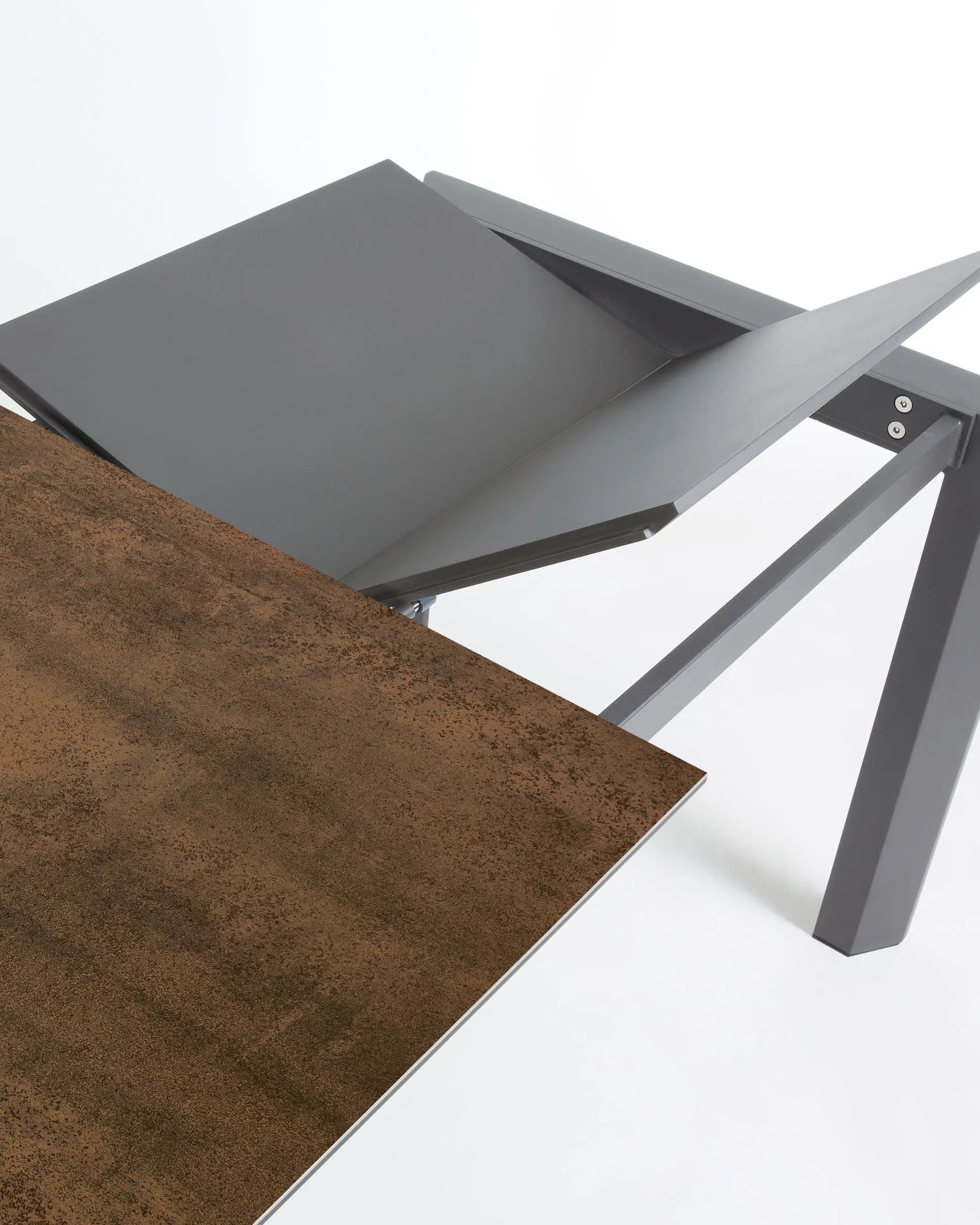 Eleganter Ausziehtisch mit Feinsteinzeugplatte und dunkelgrauen Iron Corten Beinen, perfekt für moderne Esszimmer.