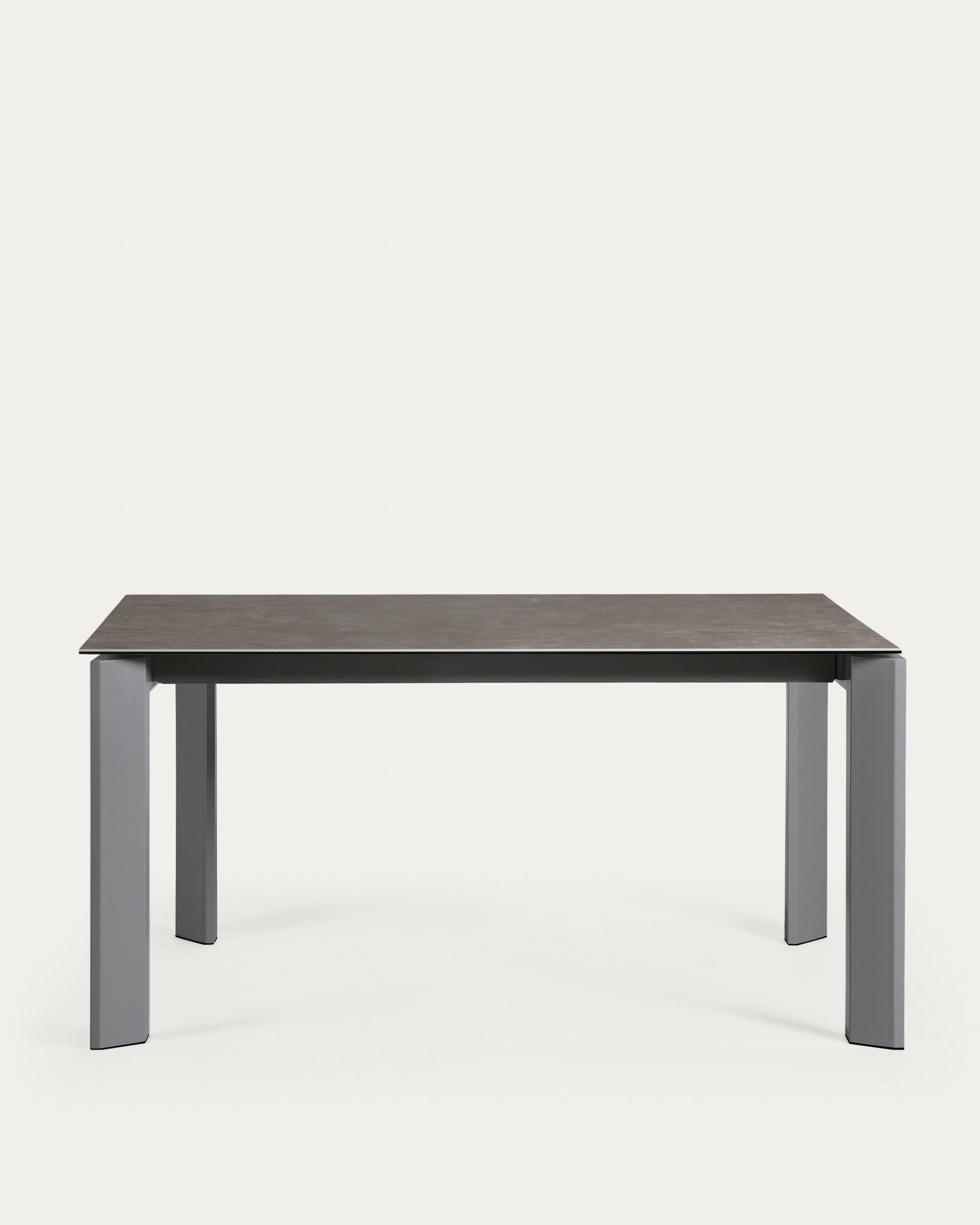 Moderner Tisch mit Vulcano Ceniza Feinsteinzeugplatte, anthrazitfarbenen Stahlbeinen, ausziehbar von 160 auf 220 cm, elegant und robust.