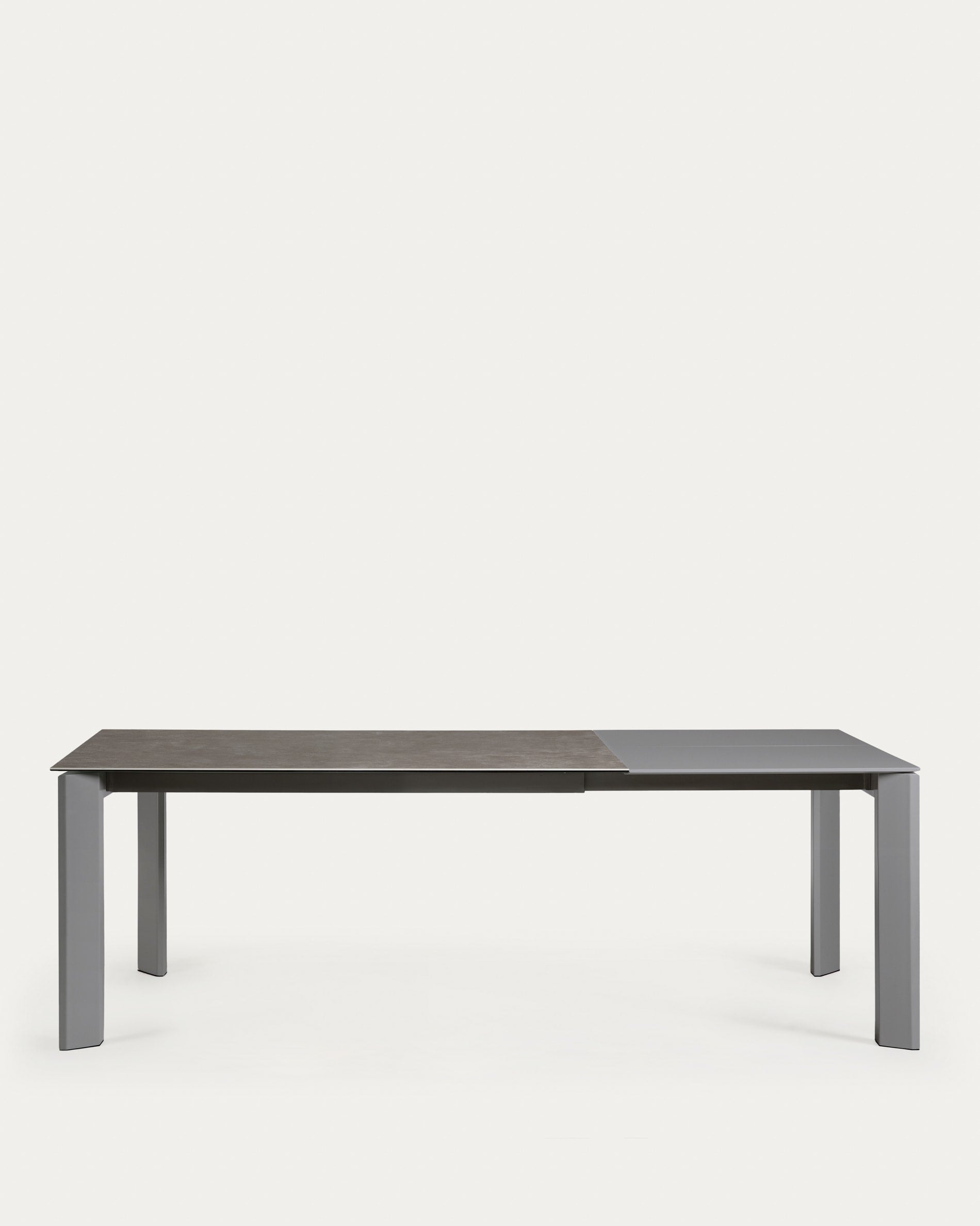 Moderner Tisch mit Vulcano Ceniza Feinsteinzeugplatte und anthrazitfarbenen Stahlbeinen, ausziehbar auf 220 cm.