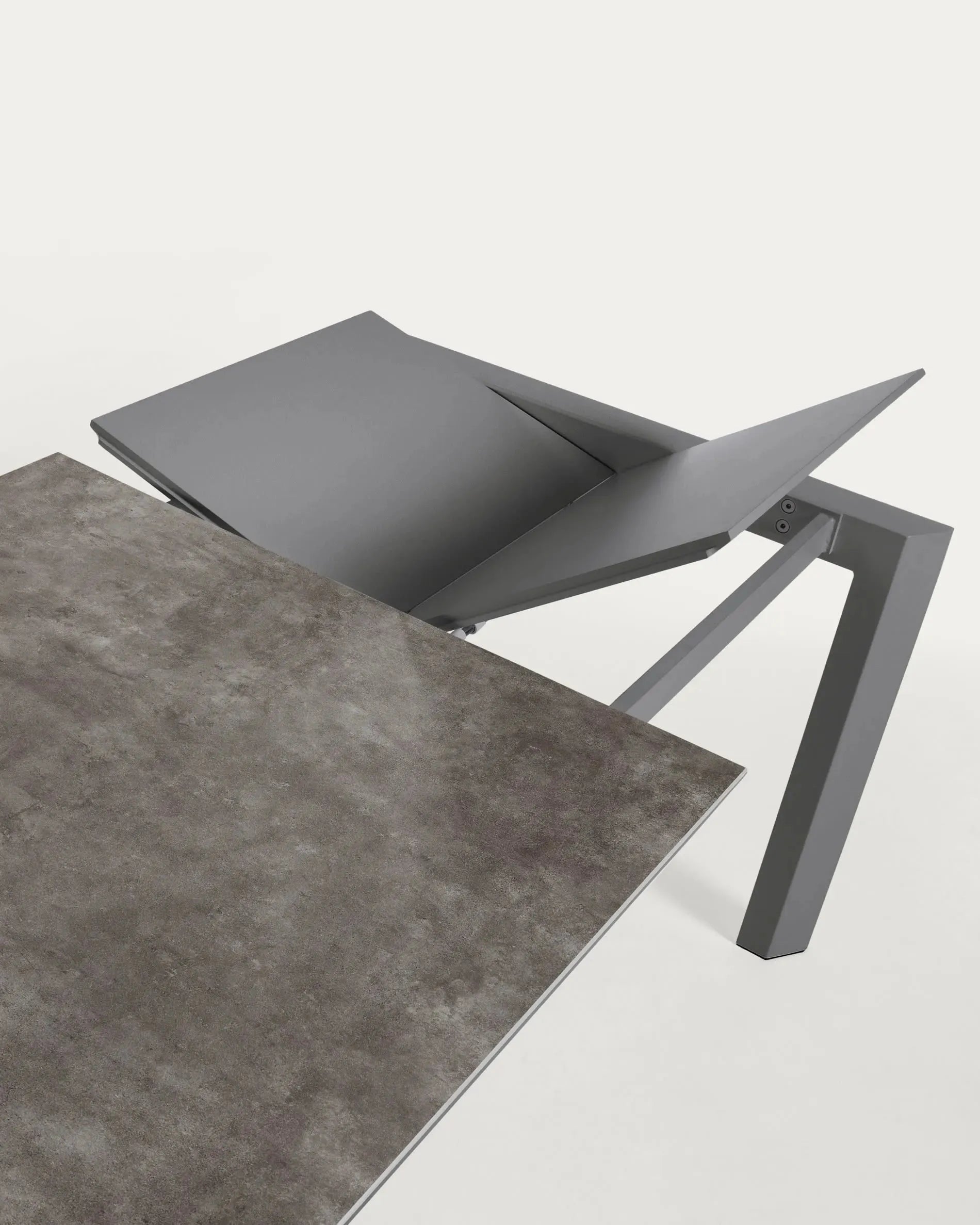Moderner Esstisch mit Vulcano Ceniza Feinsteinzeugplatte, anthrazit Stahlbeinen, ausziehbar von 160 auf 220 cm, elegant und funktional.