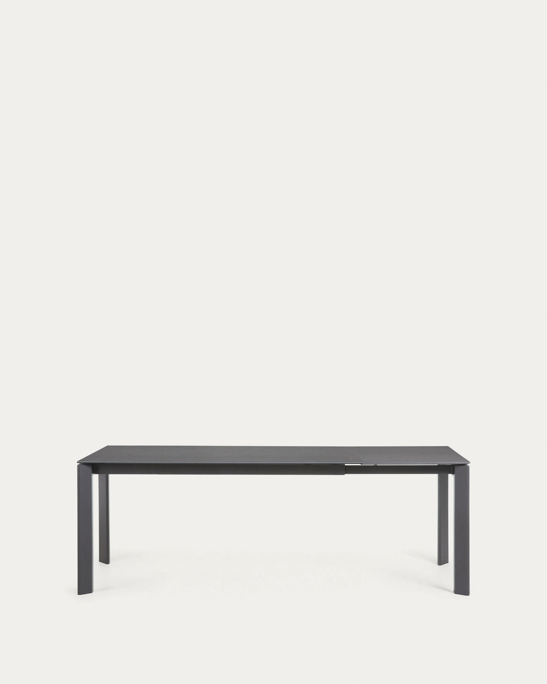 Eleganter Axis Ausziehtisch mit Vulcano Roca Feinsteinzeugplatte und dunkelgrauen Beinen, erweiterbar von 160 auf 220 cm, von Kave Home.