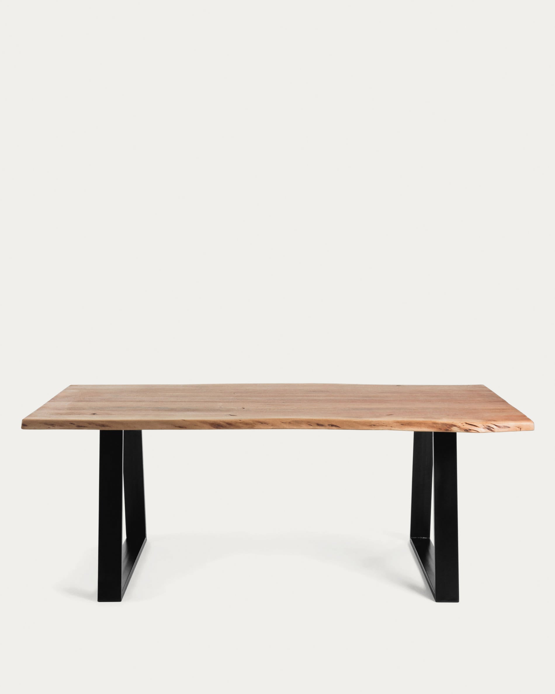 Eleganter Alaia Tisch 200x95 cm aus Akazienholz mit schwarzen Stahlbeinen, perfekt für moderne und stilvolle Einrichtungen.