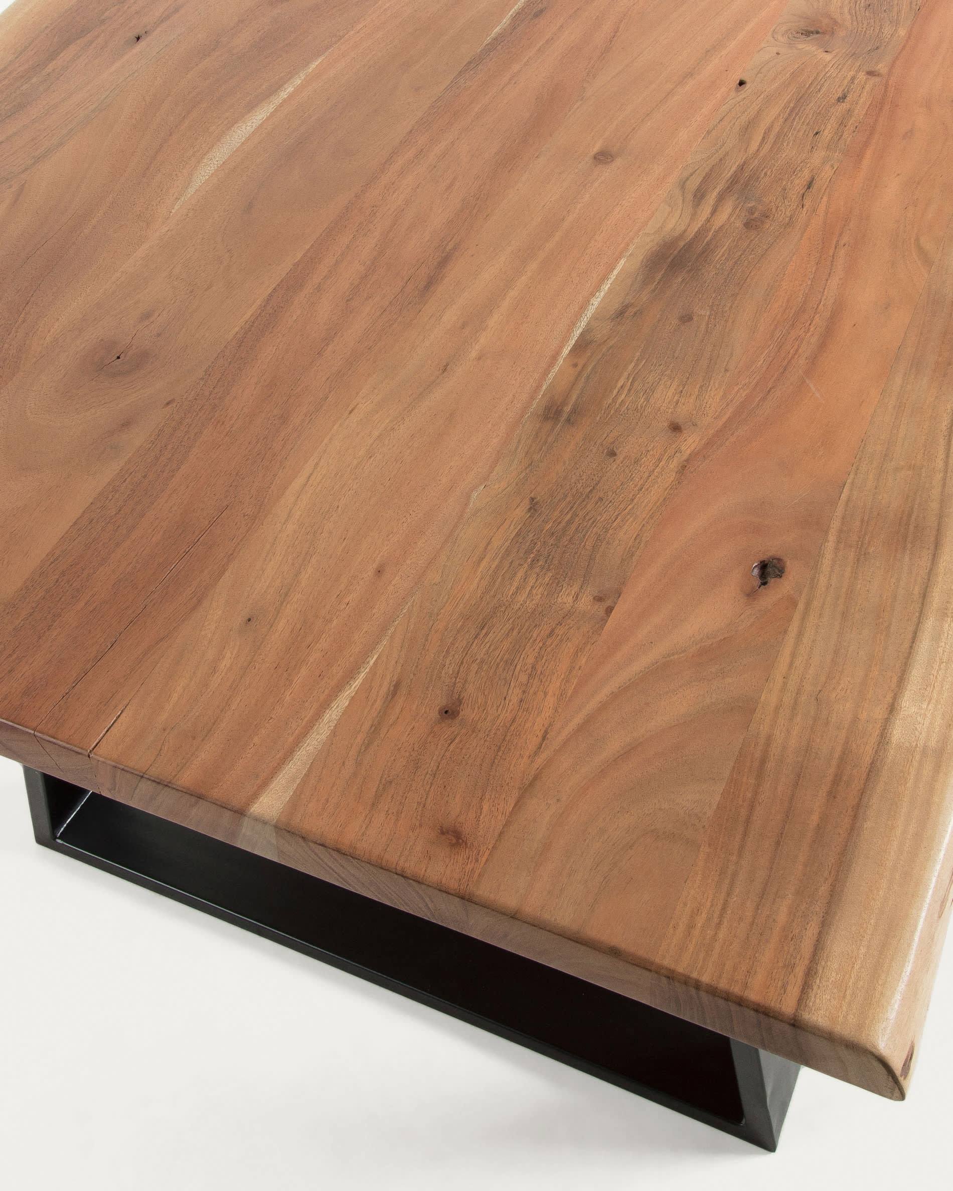 Eleganter Alaia Tisch 200x95 cm aus Akazienholz mit schwarzen Stahlbeinen, perfekt für moderne und stilvolle Einrichtungen.