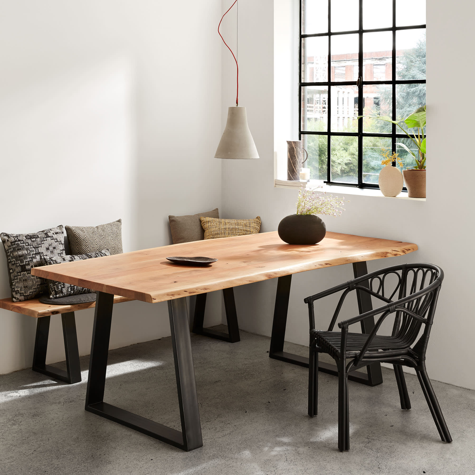 Moderner Alaia Tisch 200x95 cm aus massivem Akazienholz mit robusten schwarzen Stahlbeinen, ideal für stilvolle Wohnräume.