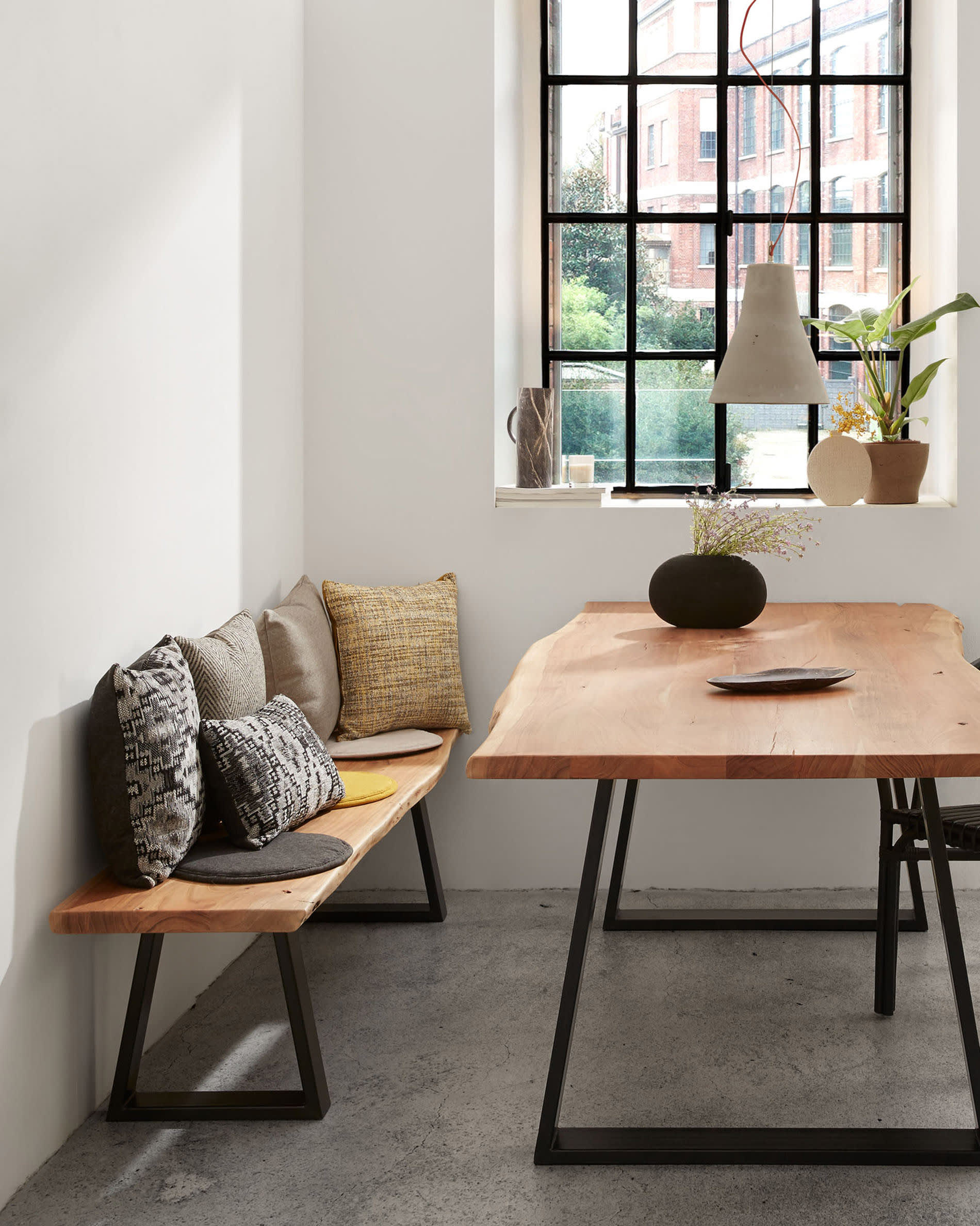 Stilvolle Alaia Bank aus robustem Akazienholz und schwarzem Stahl, 180 cm lang – perfekt für ein nachhaltiges und elegantes Zuhause.