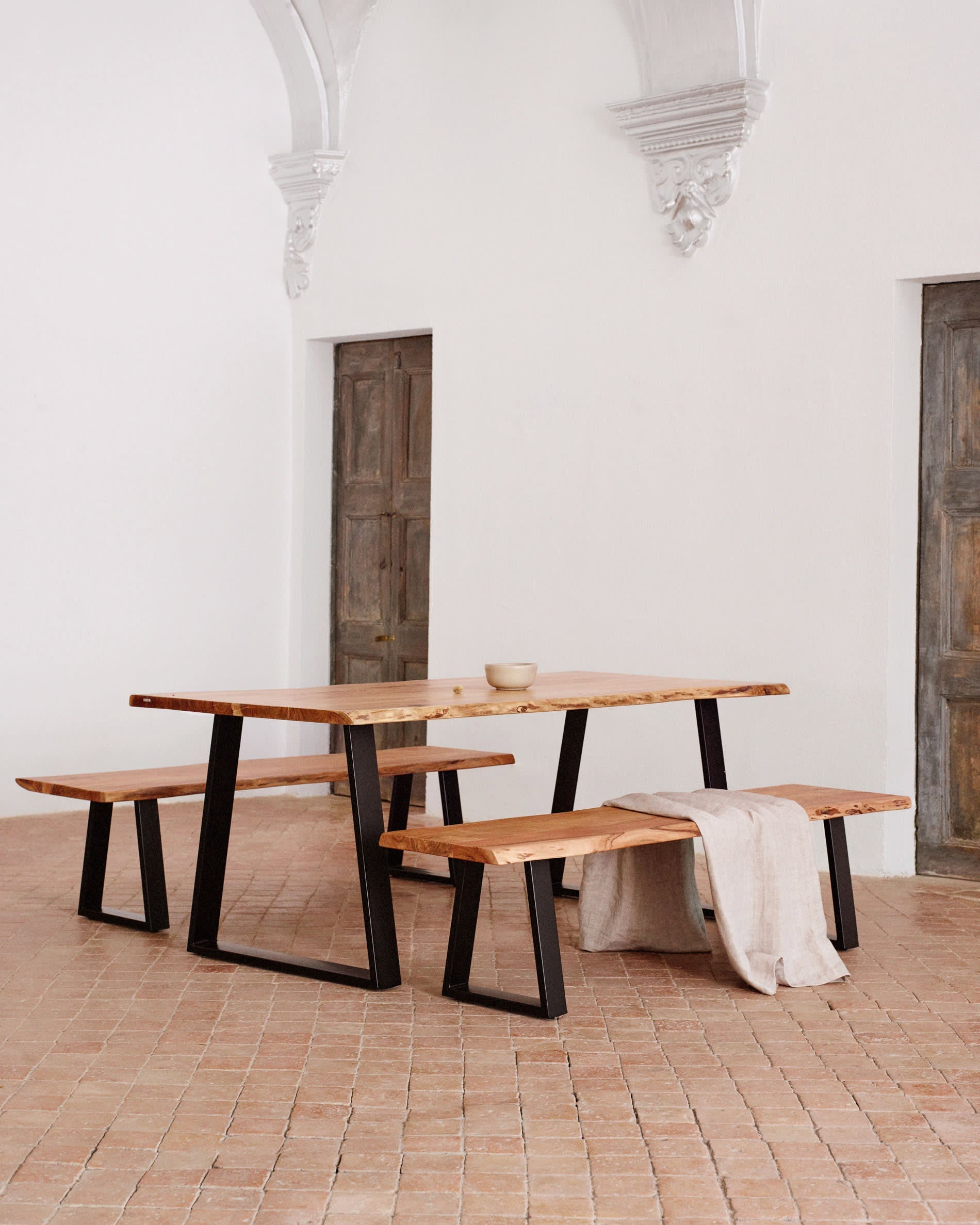Stilvolle Alaia Bank aus Akazienholz und schwarzem Stahl, 180 cm, perfekt für zeitgemäße Wohn- und Esszimmer.