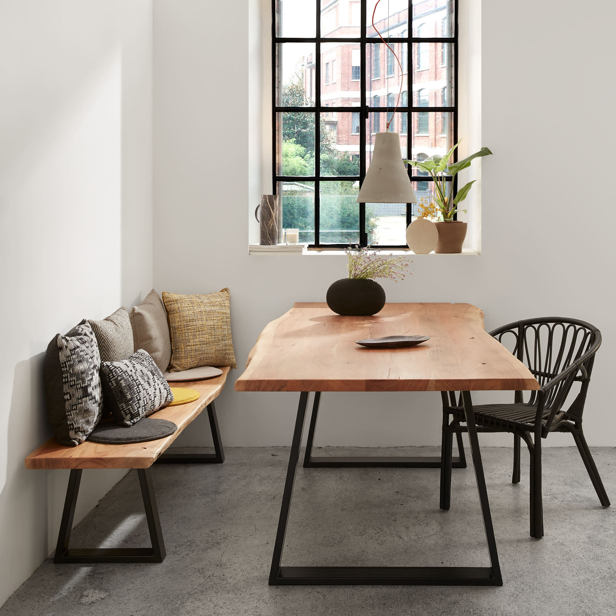 Stilvolle Alaia Bank aus Akazienholz und schwarzem Stahl, 180 cm, perfekt für zeitgemäße Wohn- und Esszimmer.