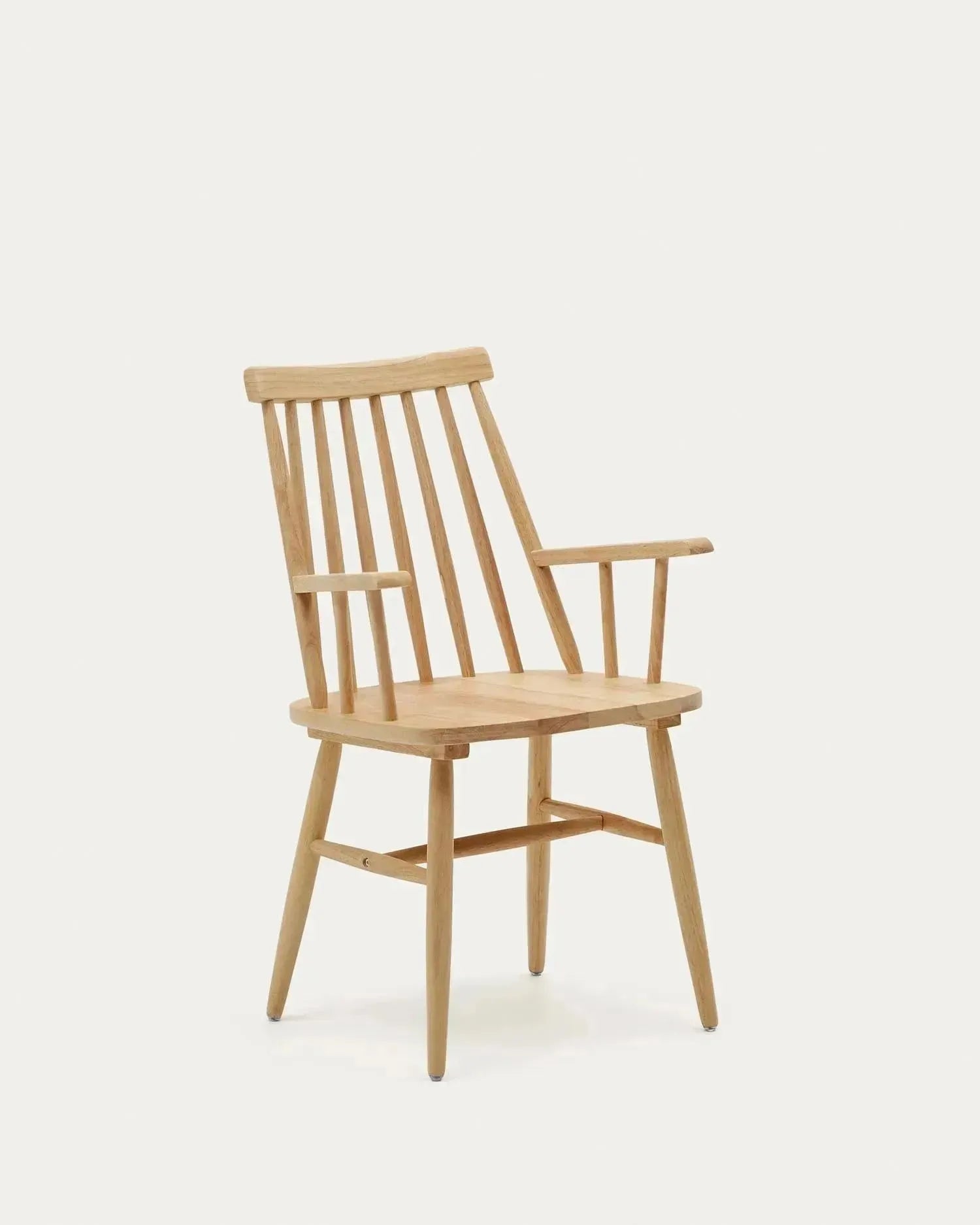Eleganter Tressia Stuhl mit Armlehnen, aus massivem Kautschukholz, nordischer Stil, ergonomisch, langlebig, von Kave Home.