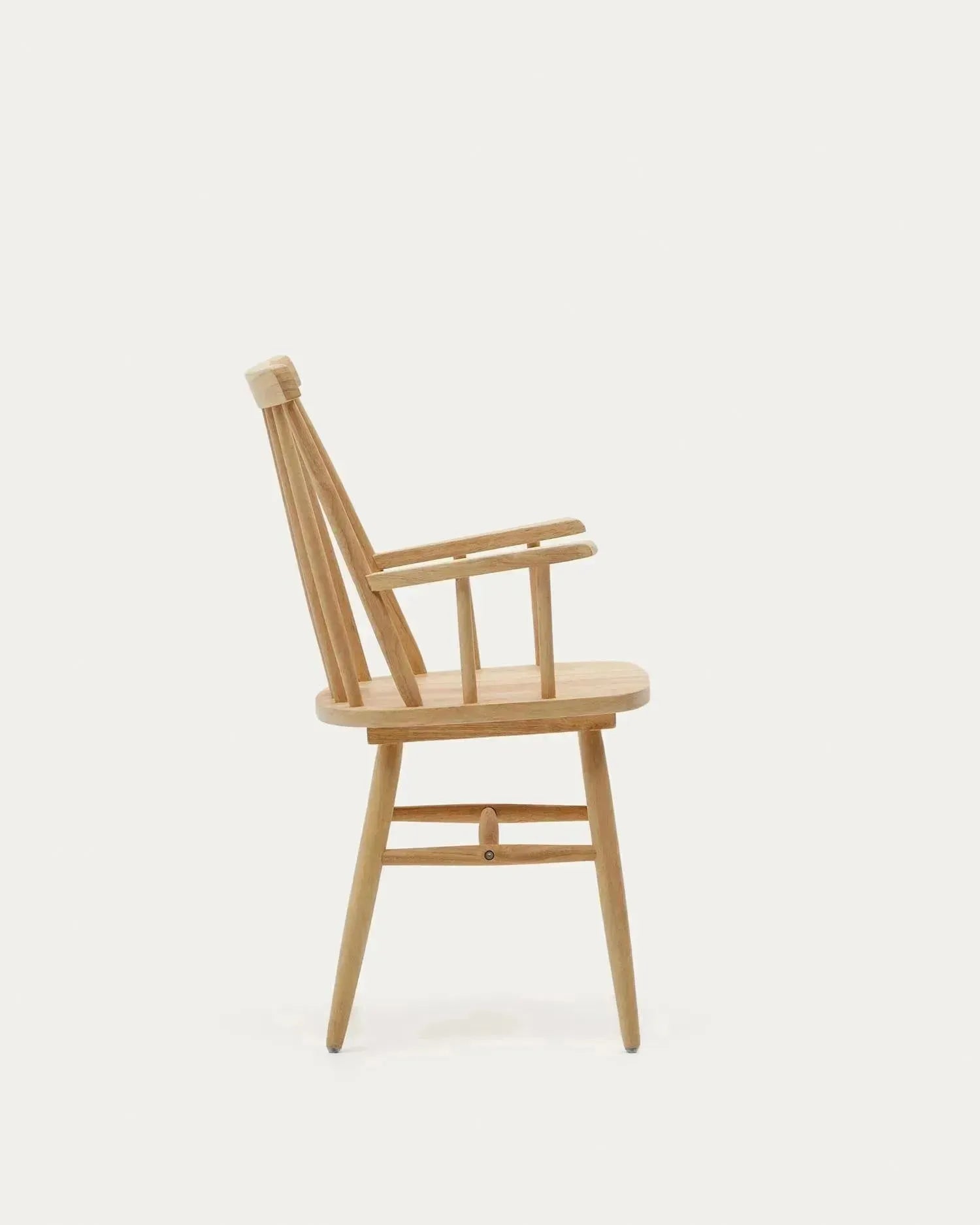 Eleganter Tressia Stuhl mit Armlehnen, aus massivem Kautschukholz in natürlichem Finish, ideal für stilvolle Wohnräume.